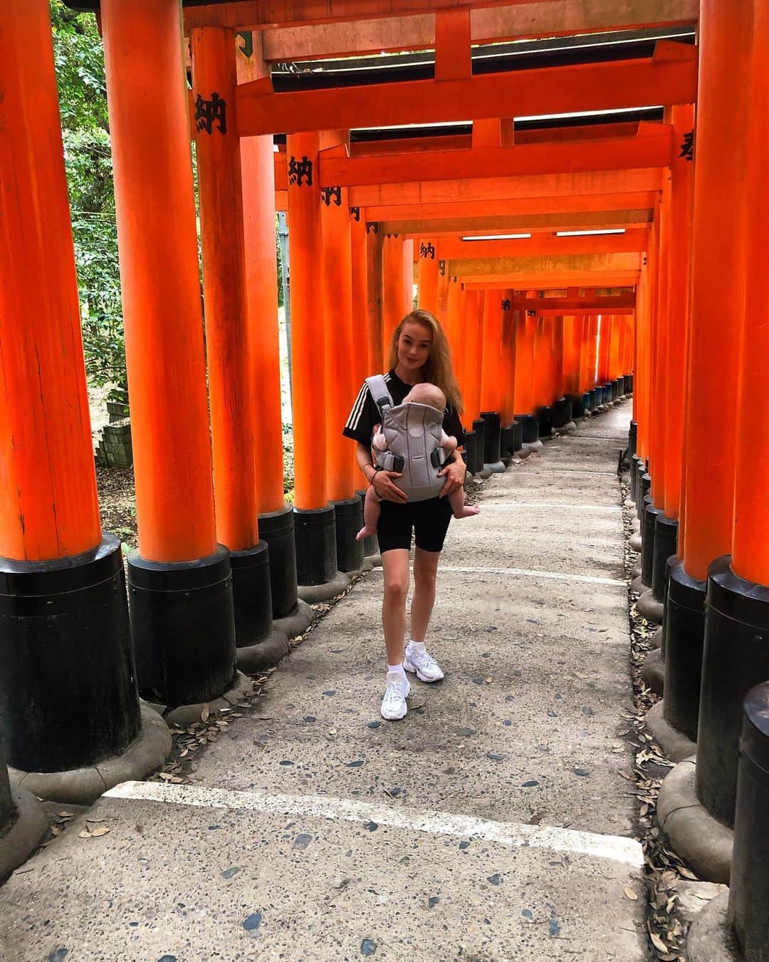 リアノン・ランゲラック（ミッチェル・ランゲラックの妻）さんのインスタグラム写真 - (リアノン・ランゲラック（ミッチェル・ランゲラックの妻）Instagram)「⛩ Love a good hike with my baby ⛩ #fushimiinari #shrine」7月7日 14時42分 - riri_langerak