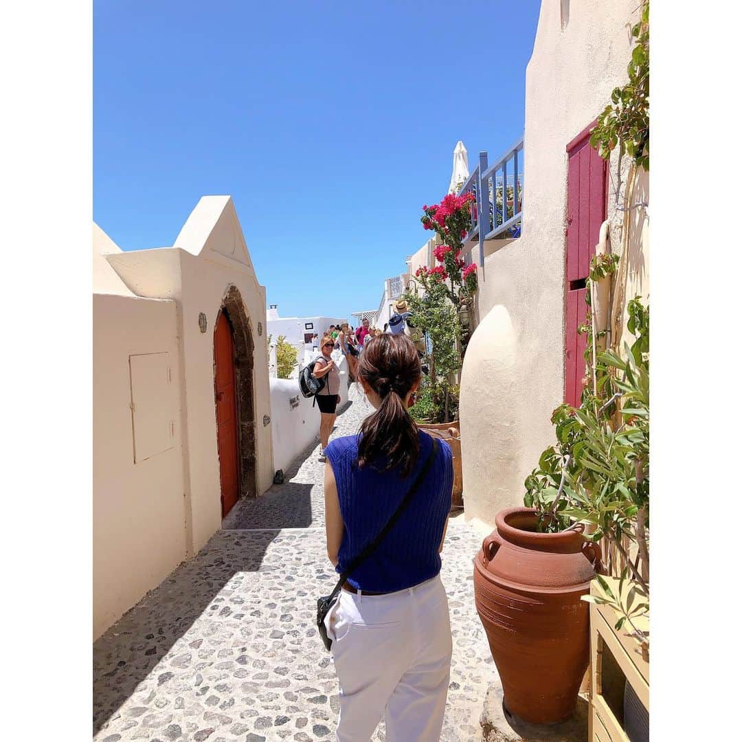 永井友梨さんのインスタグラム写真 - (永井友梨Instagram)「先月下旬リフレッシュ休暇を頂き行ってみたかったギリシャのサントリーニ島へ🇬🇷💕 真っ青な海と空に、白い建物、とても美しい街並み✨ まるで絵本のような世界に、歩くたびにときめきました🥺  #サントリーニ島  #青と白の世界 #猫がうろちょろ #お休みありがとうございました #santorini  #greece」7月7日 14時40分 - nagai_y_r
