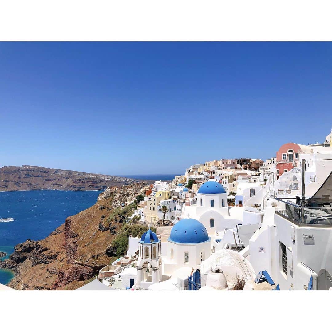 永井友梨さんのインスタグラム写真 - (永井友梨Instagram)「先月下旬リフレッシュ休暇を頂き行ってみたかったギリシャのサントリーニ島へ🇬🇷💕 真っ青な海と空に、白い建物、とても美しい街並み✨ まるで絵本のような世界に、歩くたびにときめきました🥺  #サントリーニ島  #青と白の世界 #猫がうろちょろ #お休みありがとうございました #santorini  #greece」7月7日 14時40分 - nagai_y_r
