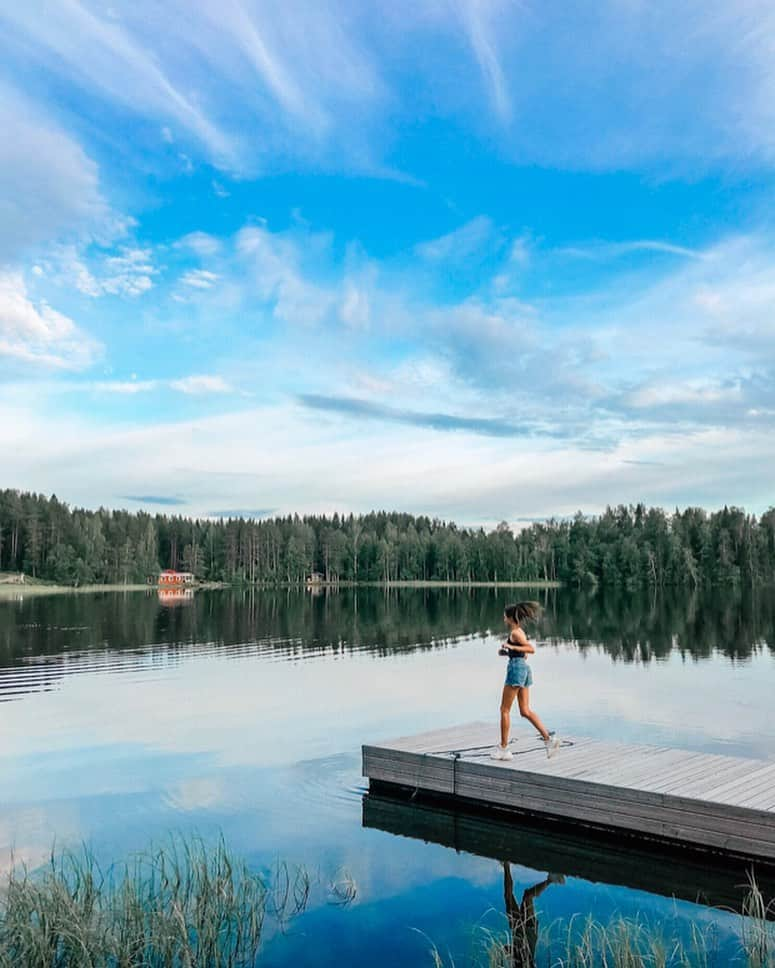 福井仁美さんのインスタグラム写真 - (福井仁美Instagram)「・ The perfect place to run in the morning, isn’t it? 🌎 ─────────────────────── Central Finlandに移動してきました。 18万の湖があるこの国。 広い空と森が湖に反射されて、この世の景色とは思えないほどの絶景です！ ・ これぞ青のオアシス💙 いればいるほどこの国が好きになる ・ #beautifullandscape #awesome_earthpix #centralfibland #セントラルフィンランド  #saunapäiväyle #sauna #filming #warnerbros  #フィンランドサウナアンバサダー #kuusijärvisauna  #finland #visitingfinland #saunapäiväyle #saunaaddict #フィンランド #サウナ #サウナー #サウナ女子 #サウナ旅 #finlandsaunaambassador #サ旅  #サ道 #プロサウナー #ととのう #prosaunner @centralfinland #visitfinland」7月7日 14時49分 - hitton28