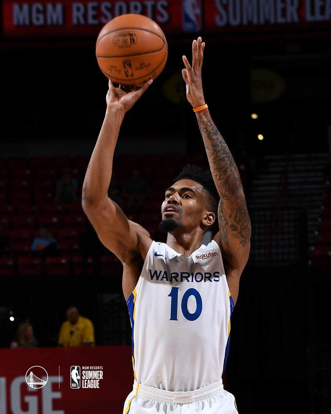 ゴールデンステート・ウォリアーズさんのインスタグラム写真 - (ゴールデンステート・ウォリアーズInstagram)「Dubs win!  Jacob Evans drops 24 points to lead the Warriors over the Raptors, 80-71.」7月7日 14時51分 - warriors