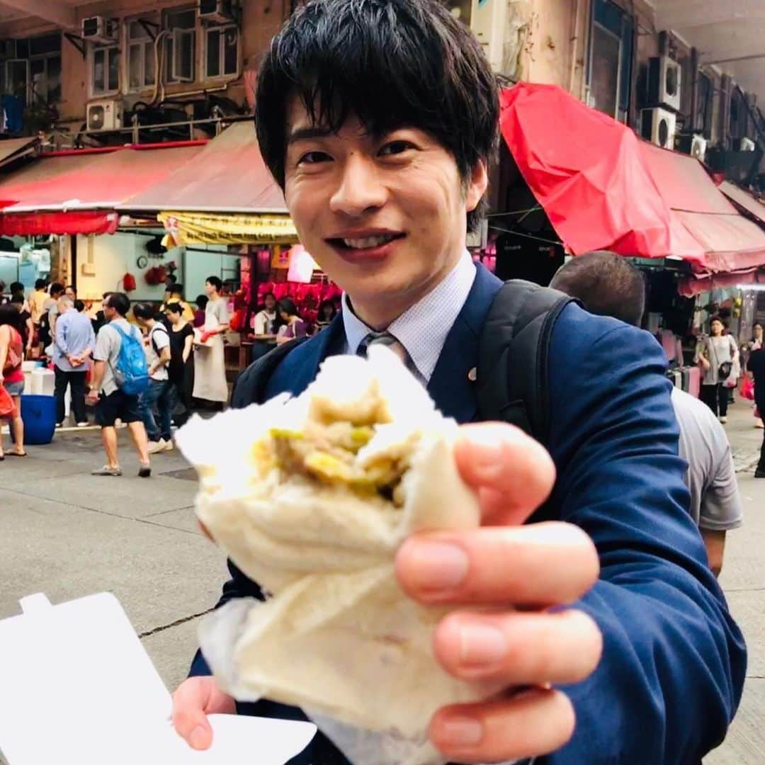 おっさんずラブ 武蔵の部屋のインスタグラム：「はるたんと香港で肉まんアーンなうに使っていいよ #なんてな‼️ #武蔵空港なう✈️ #この写真はこの旅で最高の1枚✨ #昨日最後にあのお饅頭屋さんに行きまして #散々悩んだ末に #はるたんは肉まんになりました #俺はあんまんになりました #あっ違うの違うのwww #饅頭になったわけじゃなくてねwww #いやわかるかwww #ひとりで自受けハイテンションですよね #はるたんとだったら饅頭になってもいい‼️ #いいともーーー‼️ #ふと目があったらはるたんが #わっかりやすく物欲しそうだったので #あんまんをひとくち差し上げたところ #部長肉まんひとくち食べます〜☺️❓ #って差し出してくれました #でもね断ったよ #お腹いっぱいだから大丈夫だよって #本当はそうじゃない #そうじゃないんだ #でもこれでいい #さぁ日本に帰ったら新しい恋をしよう #神様最後にギフトをありがとう🎁 #グッバイはるたん #これでほんとに最後 #DiscoverHongKong」