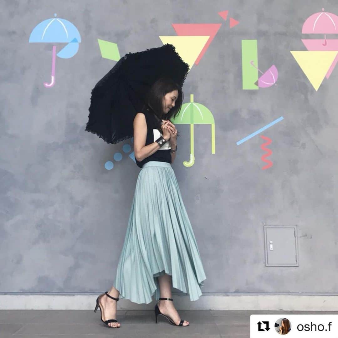 パシオスさんのインスタグラム写真 - (パシオスInstagram)「Repost @osho.f ・・・ #梅雨 ですね。 . 雨も嫌だけど、これからの季節は紫外線もしっかりガードしないと！！！ . ずっと買いそびれていたんだけど、 私もついに、買いました♡ . . ☑️雨晴兼用パラソル→¥2900.- 品番［335104132921］ . . . UVカット、99%以上。 遮光率、99.9%以上。 遮熱効果もあって、 その名の通り、雨でも晴れでも使えるのがいい♪ . あと、傘で重要なのは、風に強いこと☝🏻. 持ち運びに便利な折りたたみにするか迷ったけど、 突風に煽られるのを気にかけるのってすごい嫌😂だから、 肢のしっかりしたやつを選びました♡. . フチにはエレガント過ぎないフリルがアクセントになって良き❤️. . . . 「パシオス」のアプリをダウンロードすると、お得なクーポンをGETできるよ！！. 週末はパシオスへGO💨💨💨. . . #着回しコーデ  #pasios  #パシオス#pr #パシオス購入品 #パシオス戦利品  #プチプラコーデ #プチプラ探検隊 #パシオスコーデ部  #オトナ女子 #大人カジュアル #summerfashion  #ootdshare  #ootd_kob  #アラフォーファッション  #ママコーデ  #大人女子 #大人カジュアル  #ハンサム女子  #locari #高見えコーデ #40代ファッション  #simplelove  #アラフォーコーデ  #패션 #멋진 #봄」7月7日 15時00分 - paseos_official