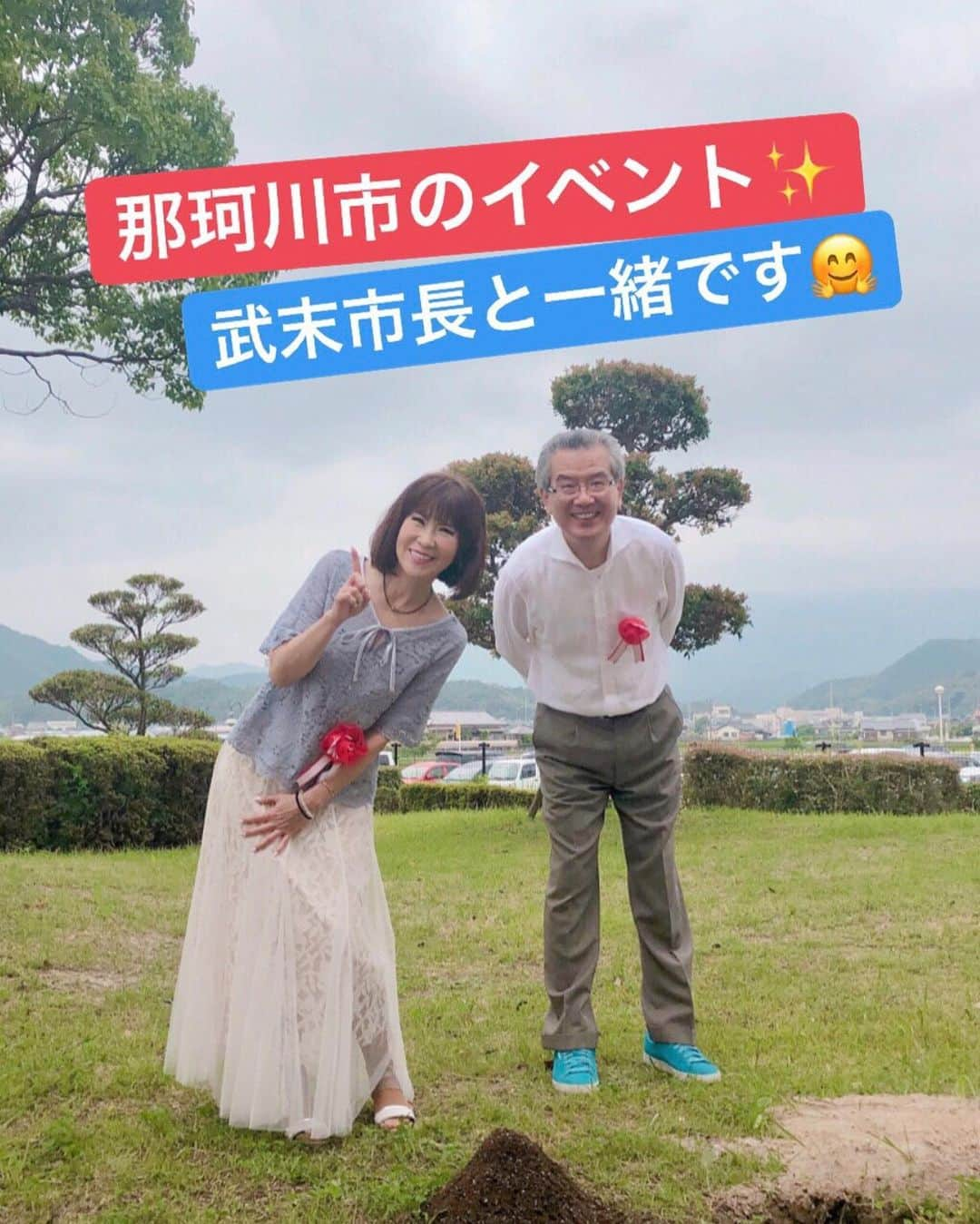 岩本初恵さんのインスタグラム写真 - (岩本初恵Instagram)「那珂川市大使のお仕事でした こども館五周年 お祝いのお言葉として ご挨拶させて頂きました 💕💕 これからの日本は 間違いなく 子供達の未来に 力をかけて行く時です 💕💕 子供達がすくすく育って いる地域は 発展します 💕💕 子供達の教育に お金をかける家庭は 必ず成功する子供達が 育ちます 💕💕 会社で社員の子供達を 育てたから 愛しとーとは笑顔に 恵まれて発展しました 💕💕 ２２年前に愛しとーとで 育った子供達が 今年愛しとーとに 入社してくれてますが 素直な子ばかりです 💕💕 私も今は亡き父が 色々な学びを 与えてくれました 💕💕 日本舞踊は五歳から 習って１３年続けました 💕💕 ソフトボールは 小学生2年生から 高校を卒業するまで ソフトに明け暮れてました 💕💕 般若心経やお仏壇の お花や水にお茶は １０歳から 💕💕 そして学校の勉強より 経営学を教えて頂いて それが今生かせてます 💕💕 そんな父の経営学を 学びの学校として つくっていこうと 考えてます 💕💕 経営者が増えてくれると 確信してます 💕💕 子供達の未来を 地域で考えて 貢献出来たら幸せです 💕💕 #福岡 #那珂川市  #こども館  #五周年  #はっちゃんコーデ #大人ファッション #愛しとーと #今日のコーデ #大人コーデ #ひとりごと #かわいい #オシャレコーデ #コーディネート #孫 #こども #コラーゲン #今日のファッション #オシャレ #ファッション #五ケ山 #aishitoto #instagood #good #love #Happy #instagram #fun」7月7日 14時53分 - hatsue_iwamoto