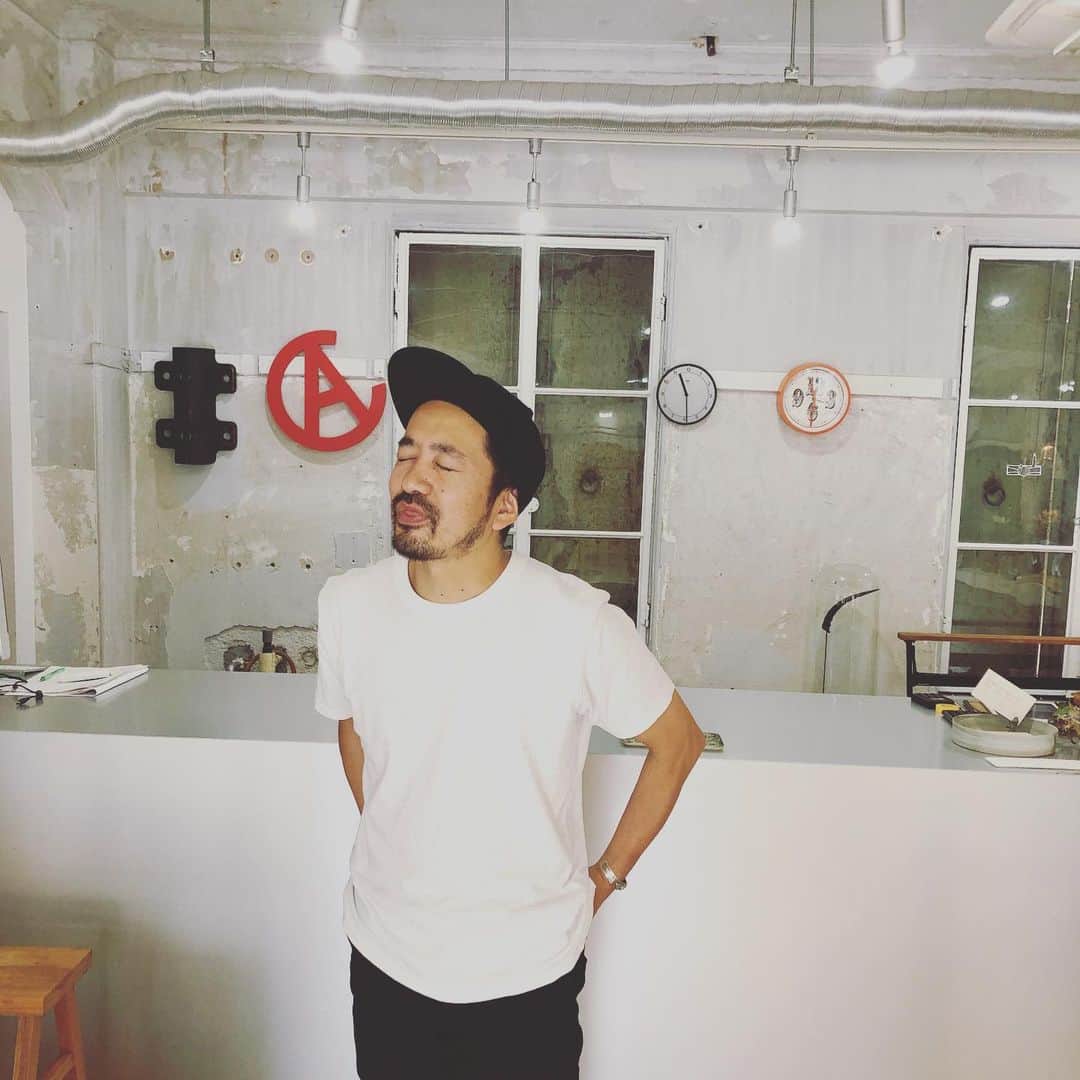 山嵜廣和のインスタグラム：「移転後やっと行けた！すんごいい店！ら「河原で拾った石を売って生活したい」ってつげ義春的なことを発言しているところ。  #cazahana」