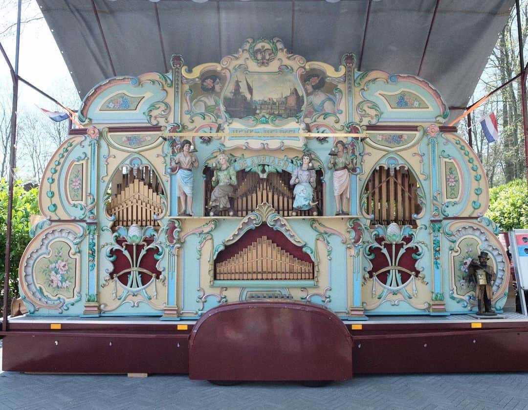 KUNIKAのインスタグラム：「The sound of the Dutch barrel organ invites me to wonderland... ﻿ ﻿ オランダのキューケンホフ公園にあったダッチ・バレル・オルガン。﻿ 今まで見てきた中で1番大きくて歴史感じるステキなデザインでした。﻿ ぜひスワイプして音色を聴いてみてください🧚‍♂️」