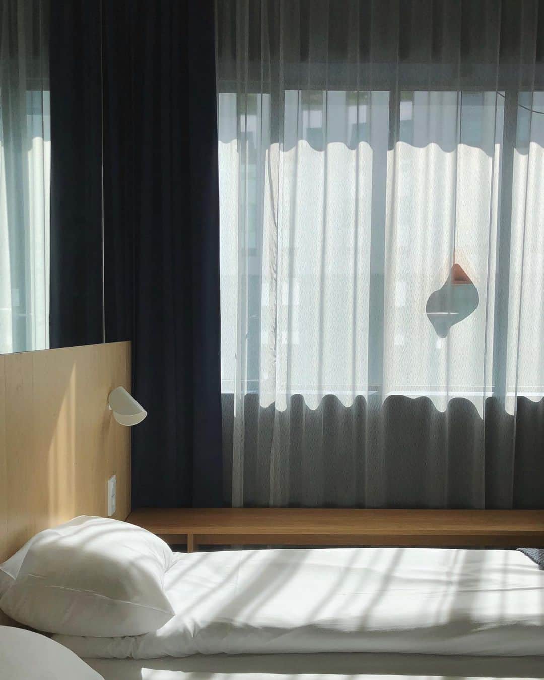 徐琁さんのインスタグラム写真 - (徐琁Instagram)「飯店很可愛啊～～～～ 設計很北歐風 房間不是非常大但很乾淨 太陽進來被美哭啊🥰」7月7日 15時07分 - cos55555