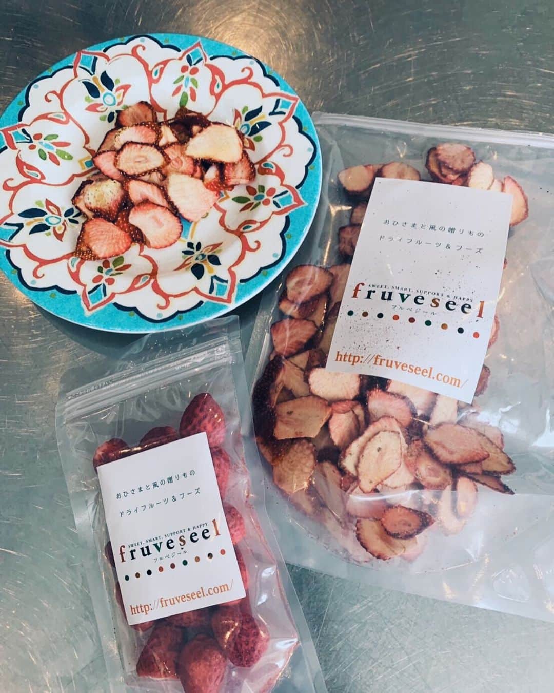 中根麗子さんのインスタグラム写真 - (中根麗子Instagram)「最近のブーム。 とちおとめのドライフルーツ💗  麗奈も海斗も私も大好きだから すぐなくなる。 切ってあるドライフルーツは 海斗も汚れなくて すむから 便利💗  しかもすごく甘くて美味しい。 普通のイチゴは たまに甘くないのあるけど これはすごく甘いから 私はドライフルーツの方が好き💗  苺の季節が終わっちゃったから これがあってくれて 良かった💗  #ドライフルーツ#とちおとめ  #苺 #love」7月7日 15時11分 - reiko_nakane