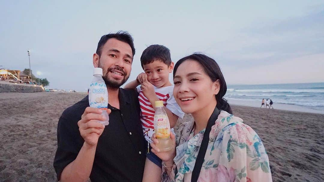 Raffi Ahmadさんのインスタグラム写真 - (Raffi AhmadInstagram)「Beberapa waktu lalu di Bali abis lari2an bareng Tim Rans @PowerRansger sama dayang dayang 🤣🤣.. yang menang gw kasih hadiah sepuluh jutaa.  Pada ga ada yang menang. Kcapeaaan.  Biasanya abis lari2an,  capek-capekan, kita minum Coolant Hipotonik..Coba dan rasakan coolant hipotonik yang lbh cpt gantiin cairan tubuh yg hilang abis aktivitas dibanding minuman isotonik. Buktikan sendiri deh dijamin auto segerrr.  Jangan lupa juga follow @coolantid dan fb coolantid yaa」7月7日 15時19分 - raffinagita1717