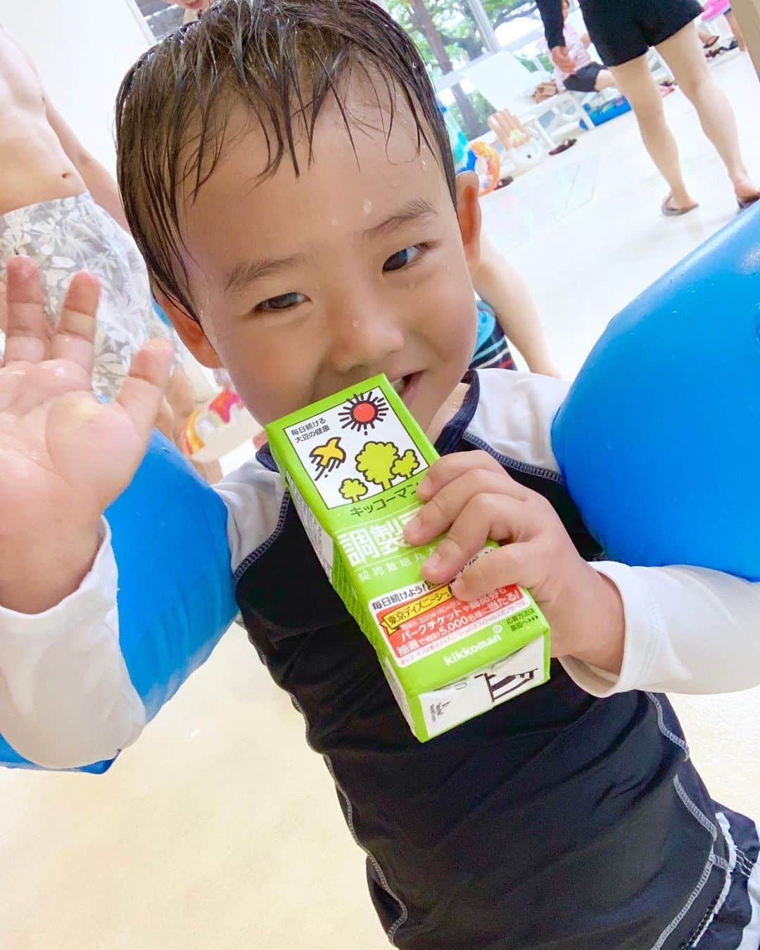 桜井未来さんのインスタグラム写真 - (桜井未来Instagram)「運動の後の豆乳（笑） 家では、無調整豆乳飲んでるので、息子にとっては、調整豆乳はお水同然😂💓（笑） 外出先では、タンパク質が足りなかったりするので、豆乳や小魚ナッツなどのお菓子をタンパク質を追加してます（笑） ・ ・ ・  #海 #sea #summer #プール #pool #南国 #沖縄 #okinawa #ママ #baby #ママ友募集 #赤ちゃんのいる生活 #ママサークル #ママイベント #ママ会 #都内ママ #ベビスタグラム #mamagirl #ベビフル #コドモダカラ #コドモノ #ママリ #親バカ部 #新米ママ東京部」7月7日 15時23分 - miki.sakurai0214