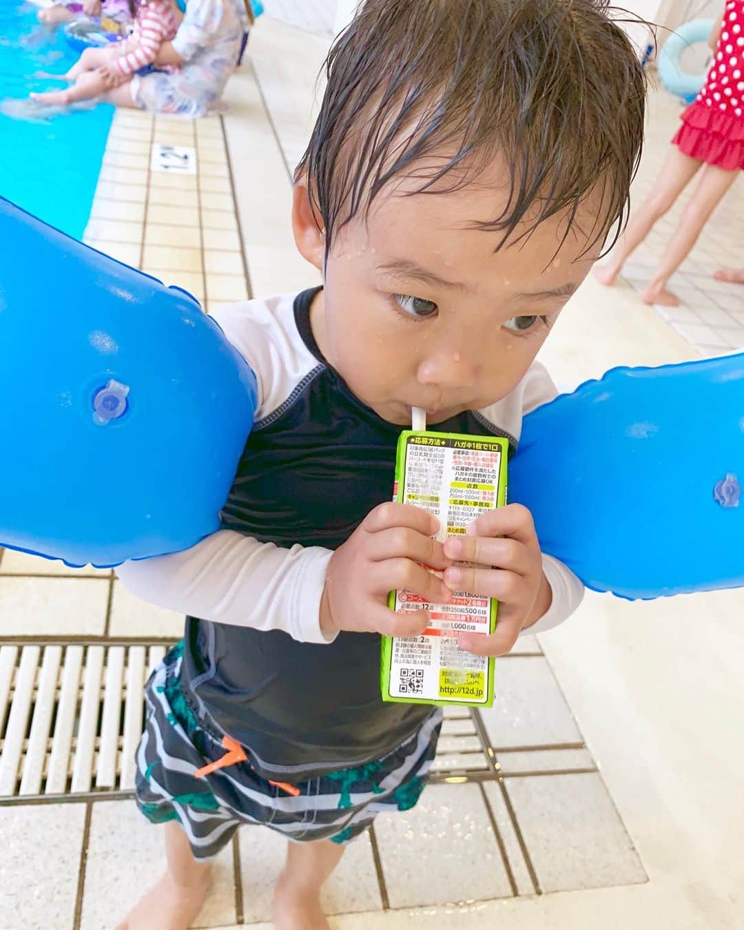桜井未来さんのインスタグラム写真 - (桜井未来Instagram)「運動の後の豆乳（笑） 家では、無調整豆乳飲んでるので、息子にとっては、調整豆乳はお水同然😂💓（笑） 外出先では、タンパク質が足りなかったりするので、豆乳や小魚ナッツなどのお菓子をタンパク質を追加してます（笑） ・ ・ ・  #海 #sea #summer #プール #pool #南国 #沖縄 #okinawa #ママ #baby #ママ友募集 #赤ちゃんのいる生活 #ママサークル #ママイベント #ママ会 #都内ママ #ベビスタグラム #mamagirl #ベビフル #コドモダカラ #コドモノ #ママリ #親バカ部 #新米ママ東京部」7月7日 15時23分 - miki.sakurai0214