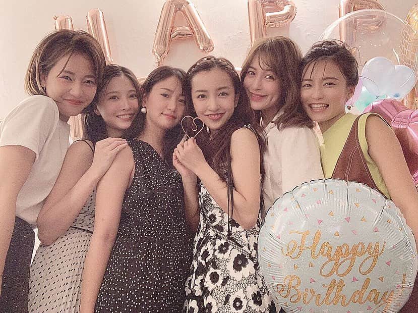 大石絵理さんのインスタグラム写真 - (大石絵理Instagram)「Happiest bday to my bestie😘😘 @tomo.i_0703💐 純粋で友達思いで、年上だけど少女みたいなともちゃん。あなたに出逢えて、友達になれて、本当によかったです💕 心からおめでとう🎈大好きだよ❤️」7月7日 15時29分 - erioishitokyo