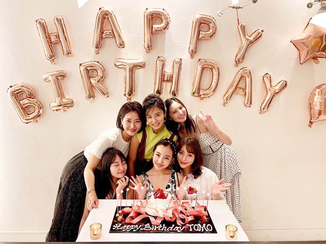 大石絵理のインスタグラム：「Happiest bday to my bestie😘😘 @tomo.i_0703💐 純粋で友達思いで、年上だけど少女みたいなともちゃん。あなたに出逢えて、友達になれて、本当によかったです💕 心からおめでとう🎈大好きだよ❤️」
