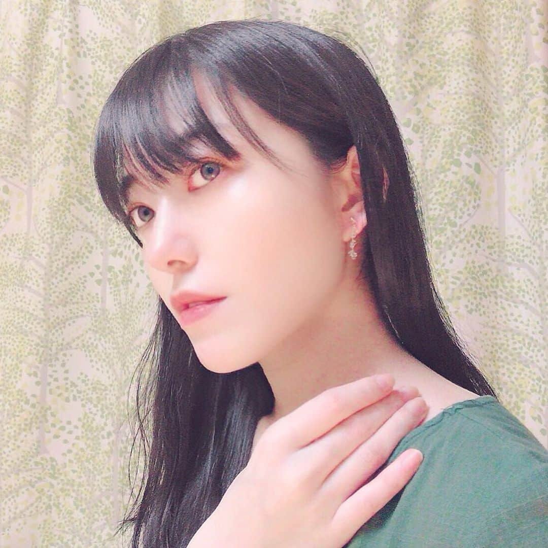 のインスタグラム：「. . 最近いろいろなイヤリングをゲットしてるよ😘 . 華ちょい揺れイヤリング✨ クリアビーズはカジュアルな服装でもつけやすいし、色々な恰好に合わせやすいからヘビロテしそうな予感💕 . #creamdot #chao_app #rakuten_fashion #イヤリング #ノンホールピアス #ピアス #クリア #ゆらゆら #お洒落 #おしゃれ #おしゃれさんと繋がりたい #ファッション #コーデ #買い物 #横顔 #カラコン #手 #透明 #透明感 #耳 #アクセサリー #カーテン #ナチュラル #メイク #selfie #girlsselfie #girl #自撮り #自撮り女子 #女子」
