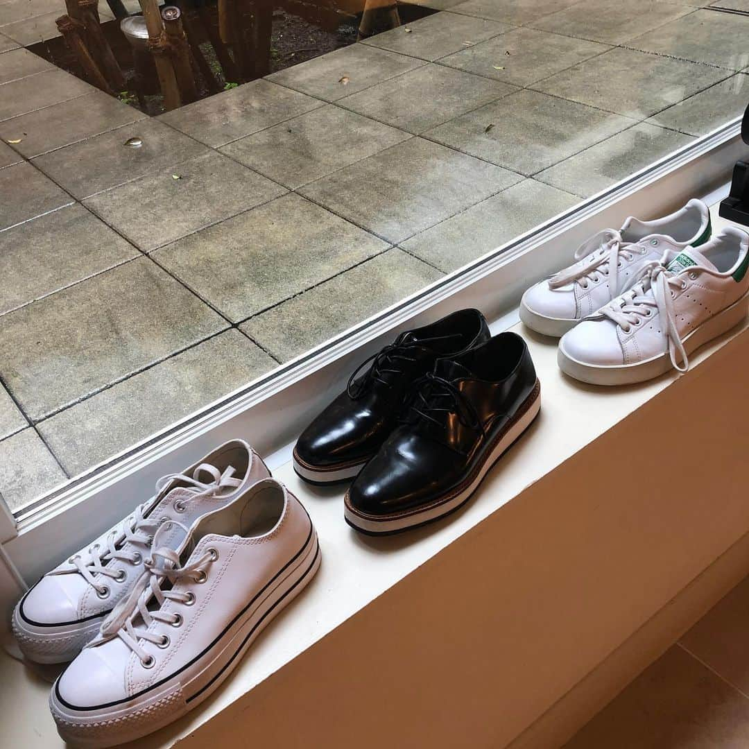 内田恭子さんのインスタグラム写真 - (内田恭子Instagram)「雨の日。shoe cleaning day.  色々試した結果、スニーカーのソールは激落ちくんと普通の消しゴムが一番綺麗になる！新品同様、私も靴も喜ぶー。  #shoecleaning #消しゴム偉大 #激落ちくん偉大 #自分で落ちないのは靴屋さんへ #スニーカー #雨の日 #内田恭子  #kyokouchida」7月7日 15時32分 - kyoko.uchida.official