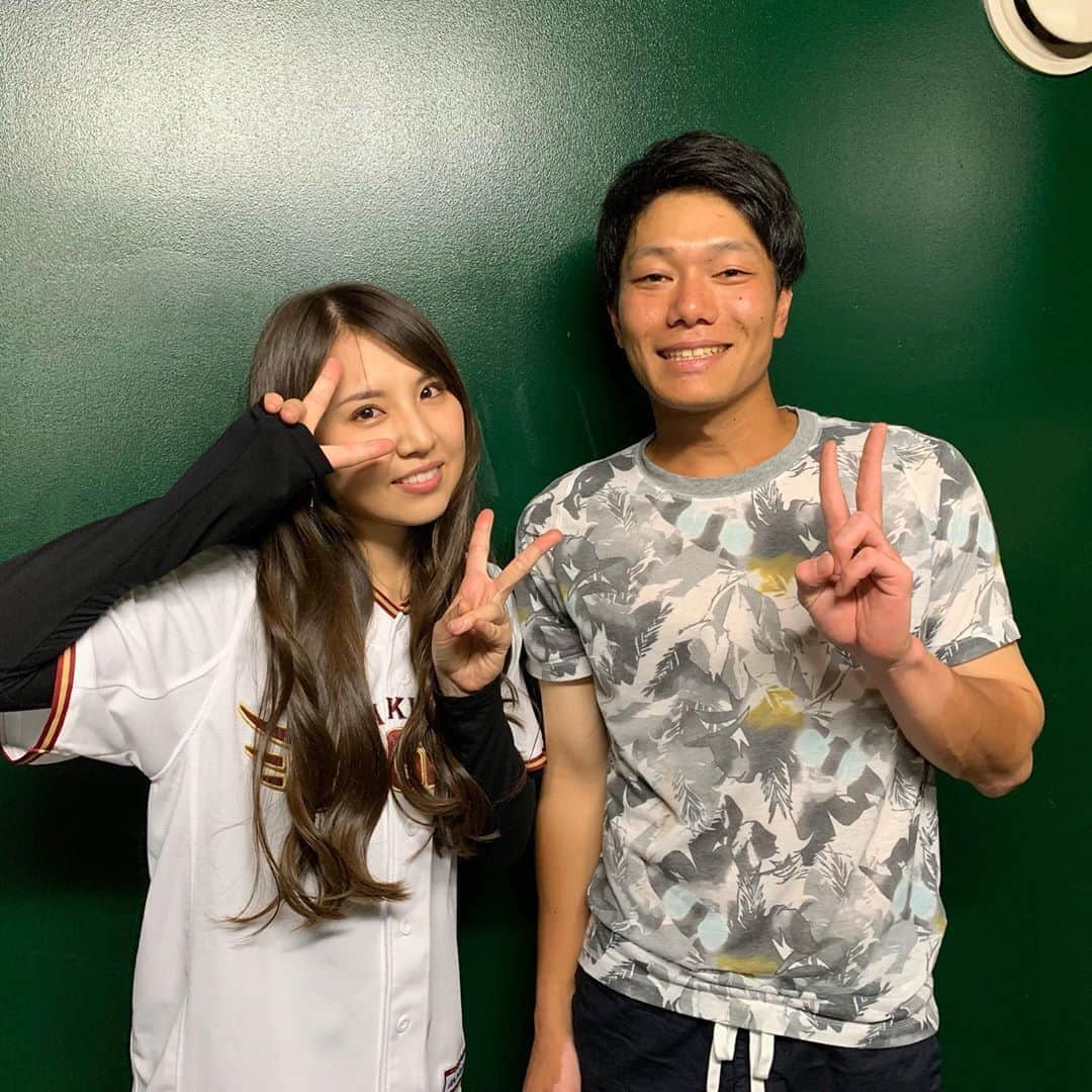阿部真央のインスタグラム：「こちらにも。昨日は楽天イーグルスさんの花火大会にて歌唱させて頂きました！会場にいらした皆様、選手を始めとするチームの皆様、沢山の感動をありがとうございました✨ 素敵なご縁を作って下さった田中和基選手と📸田中選手お帰りなさい🙋‍♀️本当にありがとうございました！ #田中和基  #RakutenEagles #阿部真央」