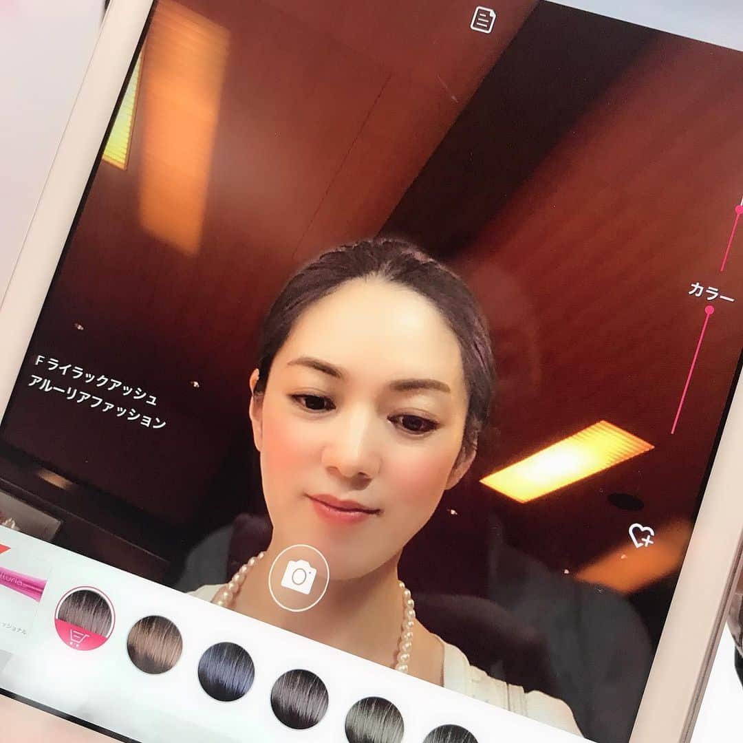 小西さやかさんのインスタグラム写真 - (小西さやかInstagram)「＜美容機器のIOT化＞ 最近、トレンドセミナーでよくお話させていただいているのが、「パーソナライズ化」。 みんなにとっていいものではなく、自分にとって合うもの、自分をよりよく見せてくれるもの、NO.1ではなくonly1を求める傾向にあります。そんな中、「ロレアル－ユネスコ女性科学者 日本奨励賞　授賞式」の前のブースには最先端のバーチャルメイクやスキンケア、ヘアケアが並んで設置されており体験させていただきました。 ＜スキンケア＞ 胸元にちょこっとつけているピンマイクのようなものは、紫外線量、大気汚染レベル、花粉レベル、湿度など、肌に影響のある外的要因に関する情報をすべて計測しアプリに転送できるスグレモノ。 さらに、デジタルスキン診断サービスでは、パーソナライズ化されたアドバイスがもらえるんです。 私が一番興奮したのが、日焼け止め塗布のチェック機能。白くうつっているところが、日焼け止めがきちんと塗れていないところだそうです。私もやってみたのですが、夕方だったのでTゾーンが完全にほぼなくなってる！！！ ＜メイクアップ＞ AI＆ARの技術でiPadの商品を触るだけで自分の顔にメイクしてくれます。 ＜ヘアケア＞ AI＆ARの技術でiPadの商品を触るだけで自分の髪のカラーを変えてくれます。科学の進化ってすごいですよね。 . @UNESCO @Loreal . #FWIS #WomenEmpowerment #WomenInScience #science #empowerment #Promotion #IOT #AI #AR #ロレアル　#ロレアルジャパン　#パーソナライズ#パーソナライズ化#トレンド#紫外線#大気汚染#花粉#肌測定#デジタルメイク#日焼け止め#リケジョ」7月7日 15時44分 - cosmeconcierge