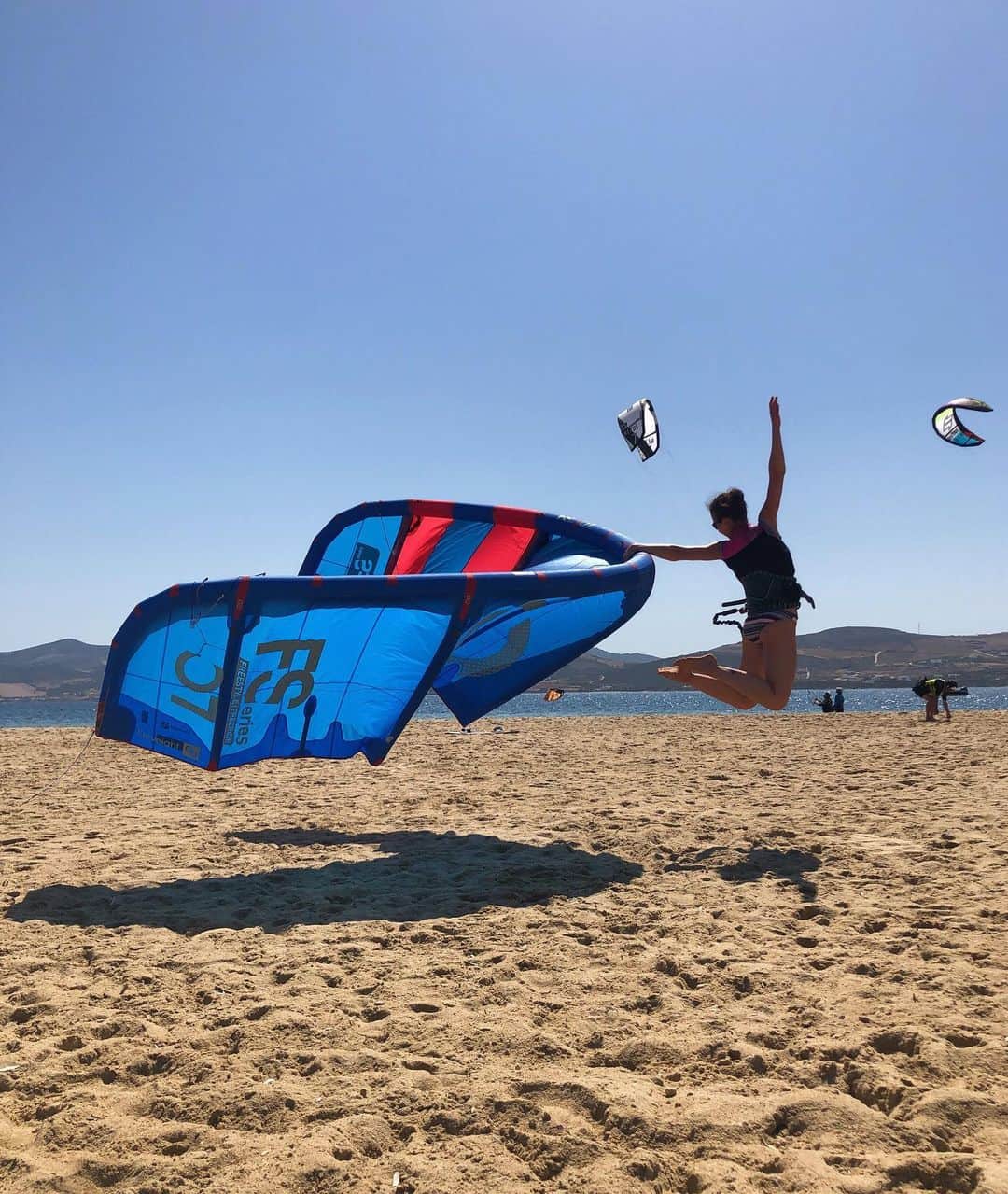 のインスタグラム：「Waiting for the wind -activities: cartwheel and handstand training + photoshoots🌬💨🙆🏽‍♀️ . . . . . . . #kitesurfing #kiteboarding #nowindday #workoutoftheday #cartwheel #handstand #paroskite #paros」