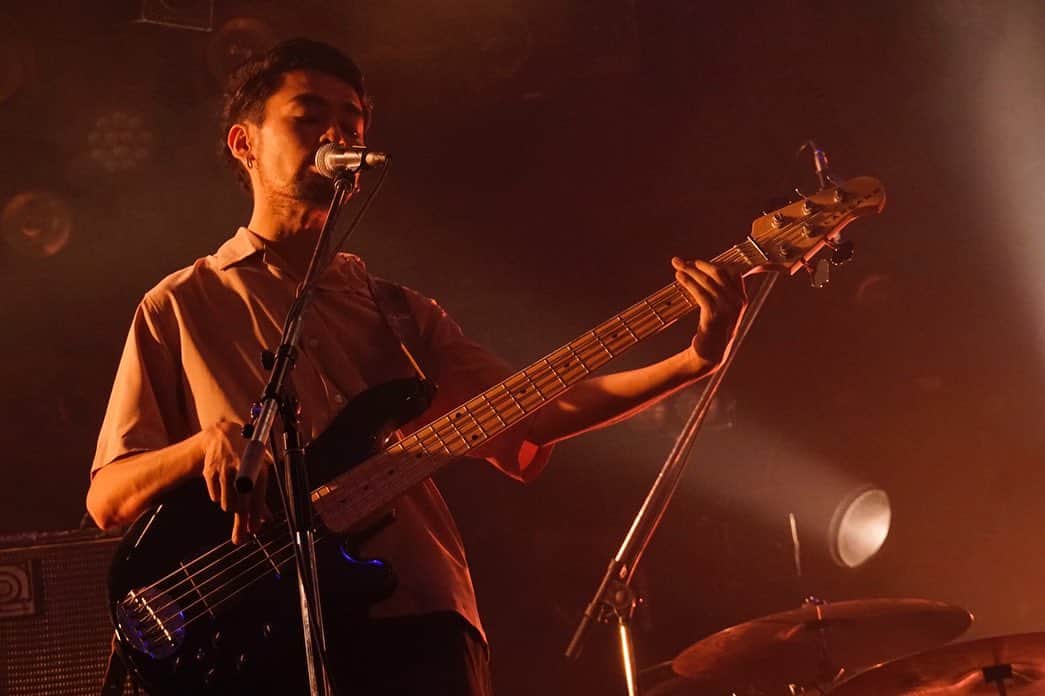 田口恵人のインスタグラム：「Peavy Japanさんのご好意でTrace ElliotのELFを、7/5のライブの際に使用させて頂きました👌  こんなに小さくてパワフルなアンプヘッドは見たことないです‼︎ 手のひらに乗せられるサイズ感で、3バンドのEQも効きが良くモニターしやすい抜けの良い音が簡単に作れました。 アクティブベースで使用させていただきましたが、問題なくパワフルなサウンドが鳴らせました。 更にヘッドホン端子もついていて、自宅練習や外出先などどこでも練習可能です。 こんな小さいのに凄く魅力的‼︎ すごく気に入っちゃいました、激お勧めです‼︎ #Peavyjapan #Traceelliot #ELF」