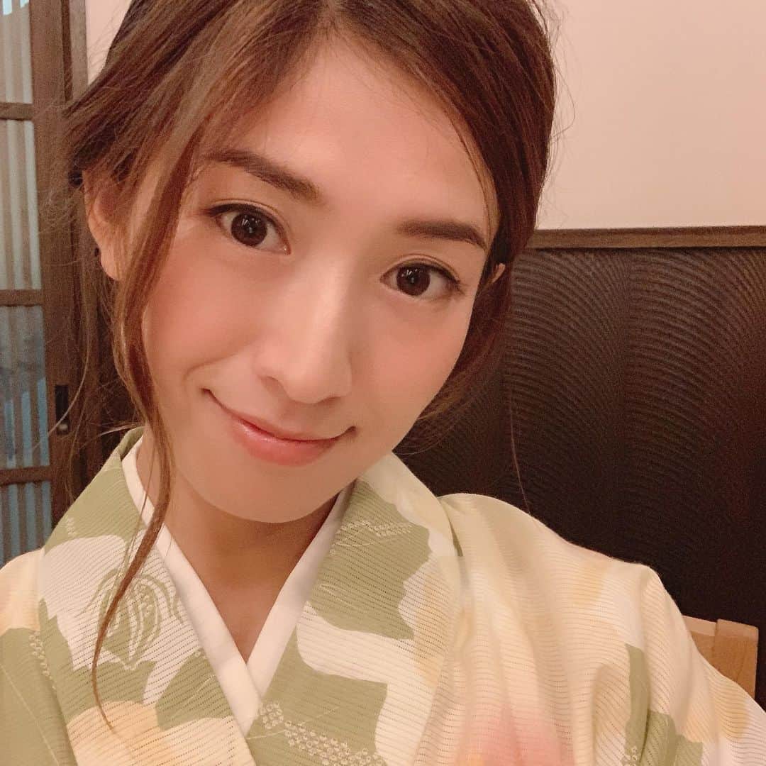森下千里のインスタグラム：「今年、初の浴衣。 襦袢を合わせて、夏着物っぽく。  お祭りとかではないけど、 ちょっとしたお出かけでも、さらり夏気分。  意外と店内、どこも寒いので、 さりげなく、適温😊 苦手だったヘアアレンジも慣れてきたせいか、早くできるようになったので、 今年は何回も着たいなぁ、と思ってます。 . . #浴衣 #大人の浴衣 #夏着物 #街ぶらり #江戸 #夏気分 #おでかけ #日本の夏 #japanese #kinomo #yukata #やっぱり #メイク #必要 #😂」