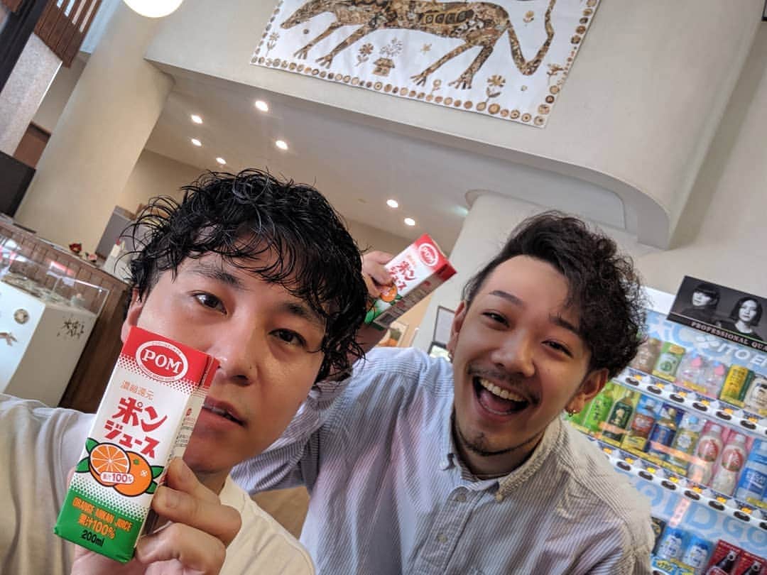 のインスタグラム：「松山なう！朝から道後温泉行ってさっぱりしてきました。今日のViolinは名倉つかっちゃん！アーケードにある大好物のみかんおにぎりも食べて元気いっぱいです♪flumpoolで3年ぶりの松山市民会館。松山が大好き過ぎてテンションぐんぐん上がってきてます。楽しみます☆ #flumpool #松山 #道後温泉 #みかんおにぎり」