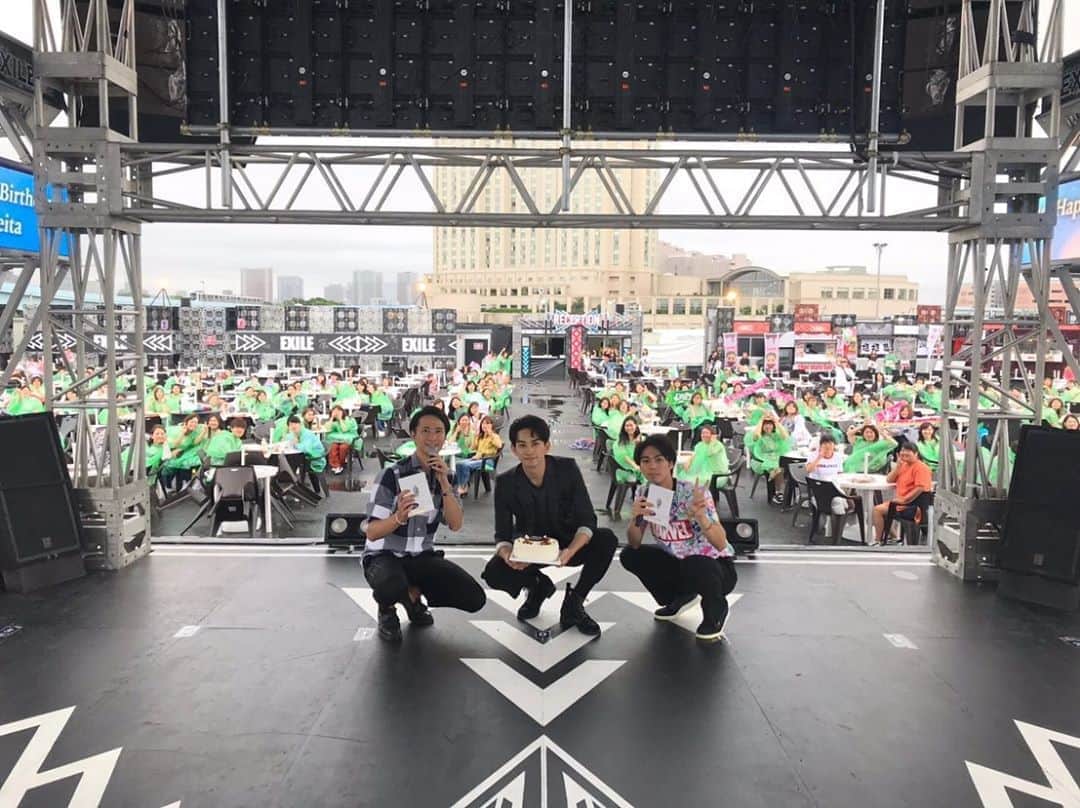 のインスタグラム：「. 🔥7/4ご来店情報🔥 . 🎬劇団EXILEから 秋山真太郎さん 町田啓太さん 小野塚勇人さん . が🏮居酒屋えぐざいる🏮に 遊びにきていただきました🥳 . . . 町田啓太さんが誕生日ということで、 みんなでバースデーケーキでお祝い🎂✨ . そのあとは💫 3人のサイン入り色紙をプレゼント🤩🎁 . . . 楽しい時間をありがとうございました🙇✨ . . . 毎日何が起こるかわからない 居酒屋えぐざいる🙈💓 . . みなさまのご来場をお待ちしてます🙇‍♀ . . . . #居酒屋えぐざいる #居酒屋えぐざいる10thANNIVERSARY #10周年 #10thANNIVERSARY #お台場 #夏休み #わくとま #劇団EXILE #秋山真太郎 #町田啓太 #小野塚勇人」