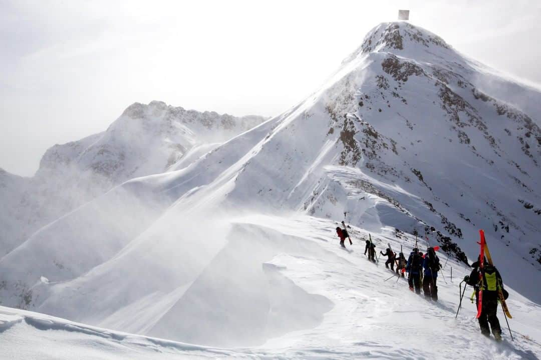 National Geographic Travelさんのインスタグラム写真 - (National Geographic TravelInstagram)「Photo by @sofia_jaramillo5 | Skiers hike a ridge at Silverton Mountain in Colorado. This backcountry ski resort is located in the San Juan mountains of southwest Colorado. It is unique because it in one of the only backcountry ski resorts in the lower 48 of the United States. Visitors are required to ski with guides for most of the year except for late spring when there is less snow and non-guided skiing is allowed. Everyone who goes must have taken an Avalanche 1 certification course and carry backcountry equipment.  For more photos of skiing and outdoor adventure @sofia_jaramillo5. #freeskiing #powdays #earnyourturns #ski」7月7日 16時00分 - natgeotravel