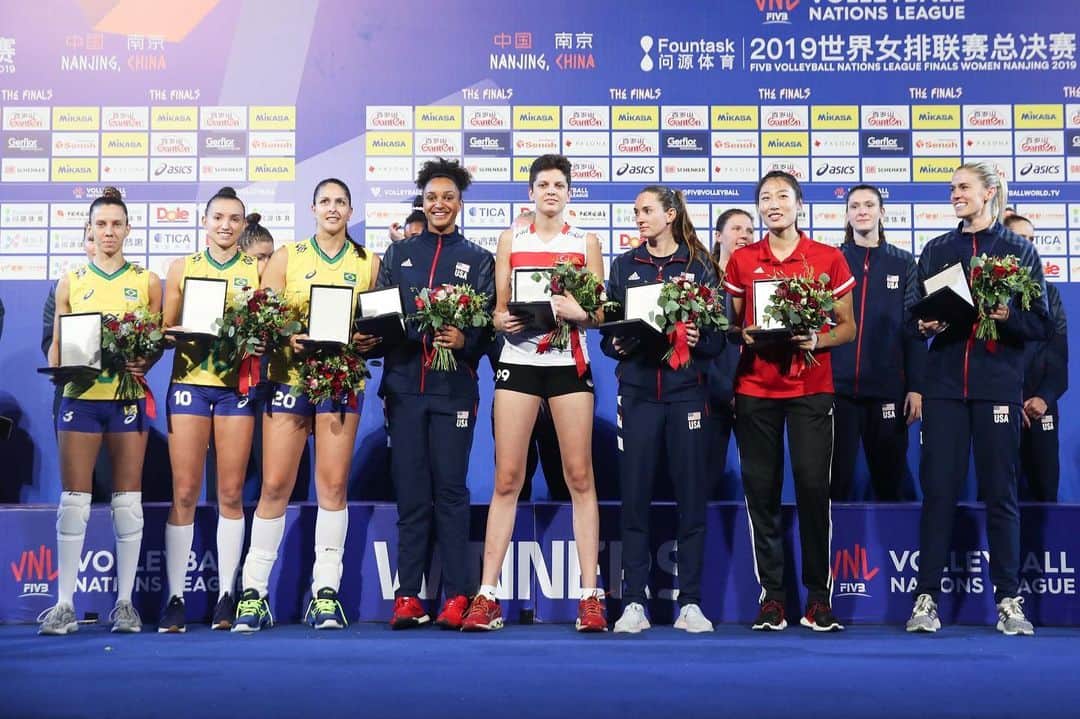 USA Volleyballさんのインスタグラム写真 - (USA VolleyballInstagram)「GOLDEN AGAIN: @usavwnt wins the @FIVBVolleyball #VNL title and $1 million top prize, rallying past #Brazil 3-2 as Annie Drews scored 33 points in the final and was named MVP.  To read the full recap, click our bio link.」7月8日 1時26分 - usavolleyball