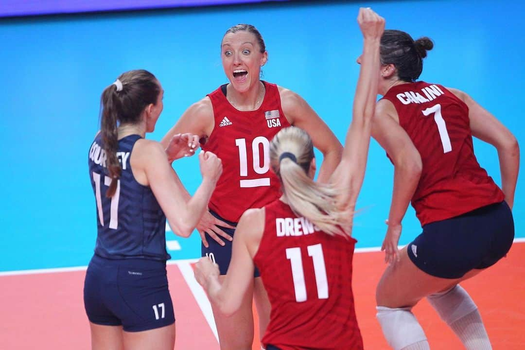 USA Volleyballさんのインスタグラム写真 - (USA VolleyballInstagram)「GOLDEN AGAIN: @usavwnt wins the @FIVBVolleyball #VNL title and $1 million top prize, rallying past #Brazil 3-2 as Annie Drews scored 33 points in the final and was named MVP.  To read the full recap, click our bio link.」7月8日 1時26分 - usavolleyball