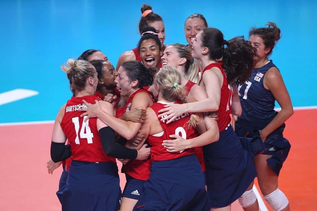 USA Volleyballさんのインスタグラム写真 - (USA VolleyballInstagram)「GOLDEN AGAIN: @usavwnt wins the @FIVBVolleyball #VNL title and $1 million top prize, rallying past #Brazil 3-2 as Annie Drews scored 33 points in the final and was named MVP.  To read the full recap, click our bio link.」7月8日 1時26分 - usavolleyball