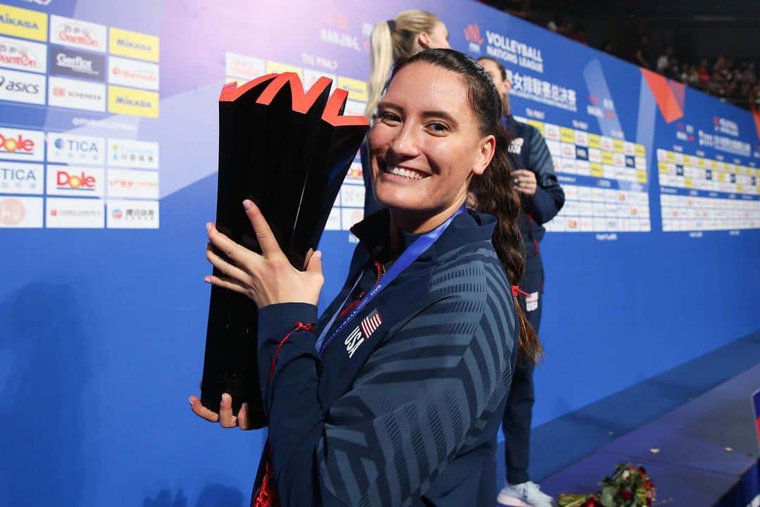 USA Volleyballさんのインスタグラム写真 - (USA VolleyballInstagram)「GOLDEN AGAIN: @usavwnt wins the @FIVBVolleyball #VNL title and $1 million top prize, rallying past #Brazil 3-2 as Annie Drews scored 33 points in the final and was named MVP.  To read the full recap, click our bio link.」7月8日 1時26分 - usavolleyball