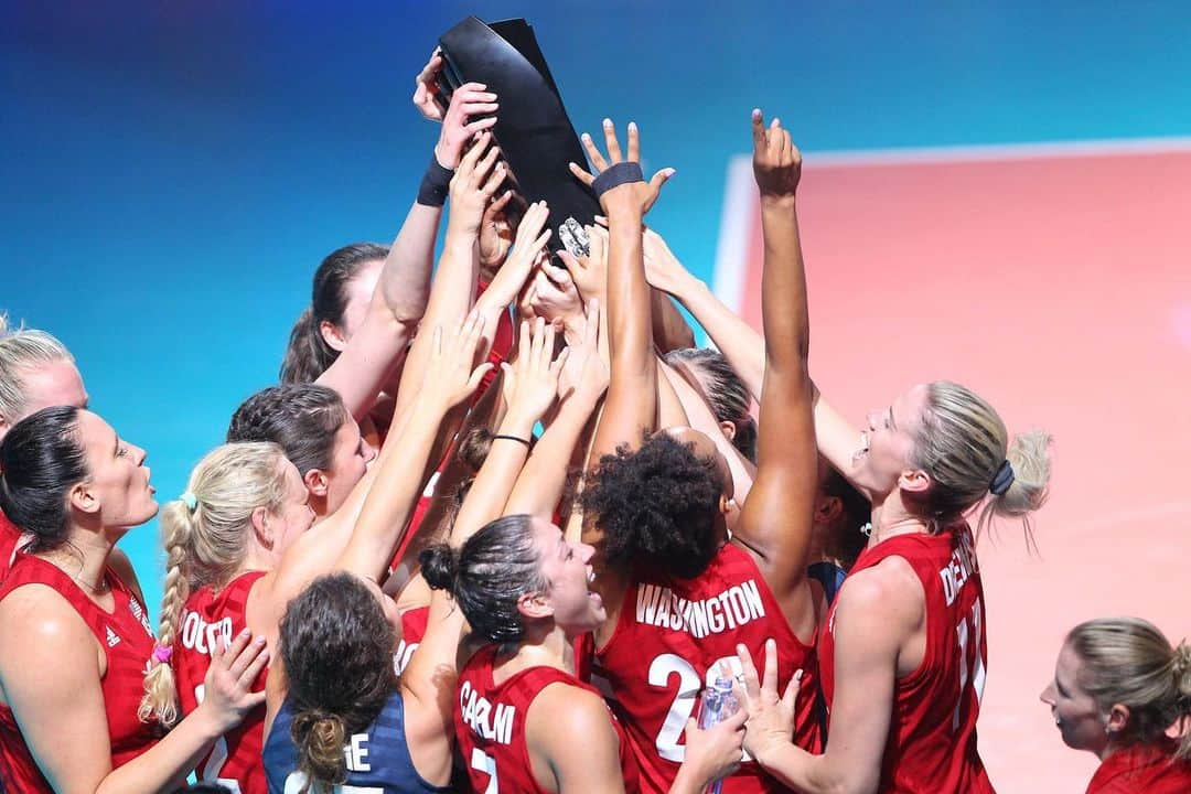 USA Volleyballさんのインスタグラム写真 - (USA VolleyballInstagram)「GOLDEN AGAIN: @usavwnt wins the @FIVBVolleyball #VNL title and $1 million top prize, rallying past #Brazil 3-2 as Annie Drews scored 33 points in the final and was named MVP.  To read the full recap, click our bio link.」7月8日 1時26分 - usavolleyball