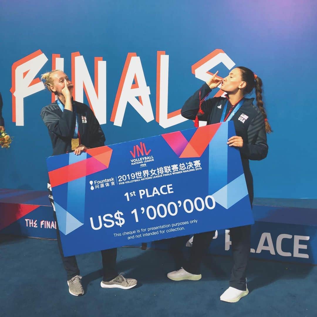 テトリ・ディクソンのインスタグラム：「We won a million dollars today & that’s the tea 🍵  #cheers」