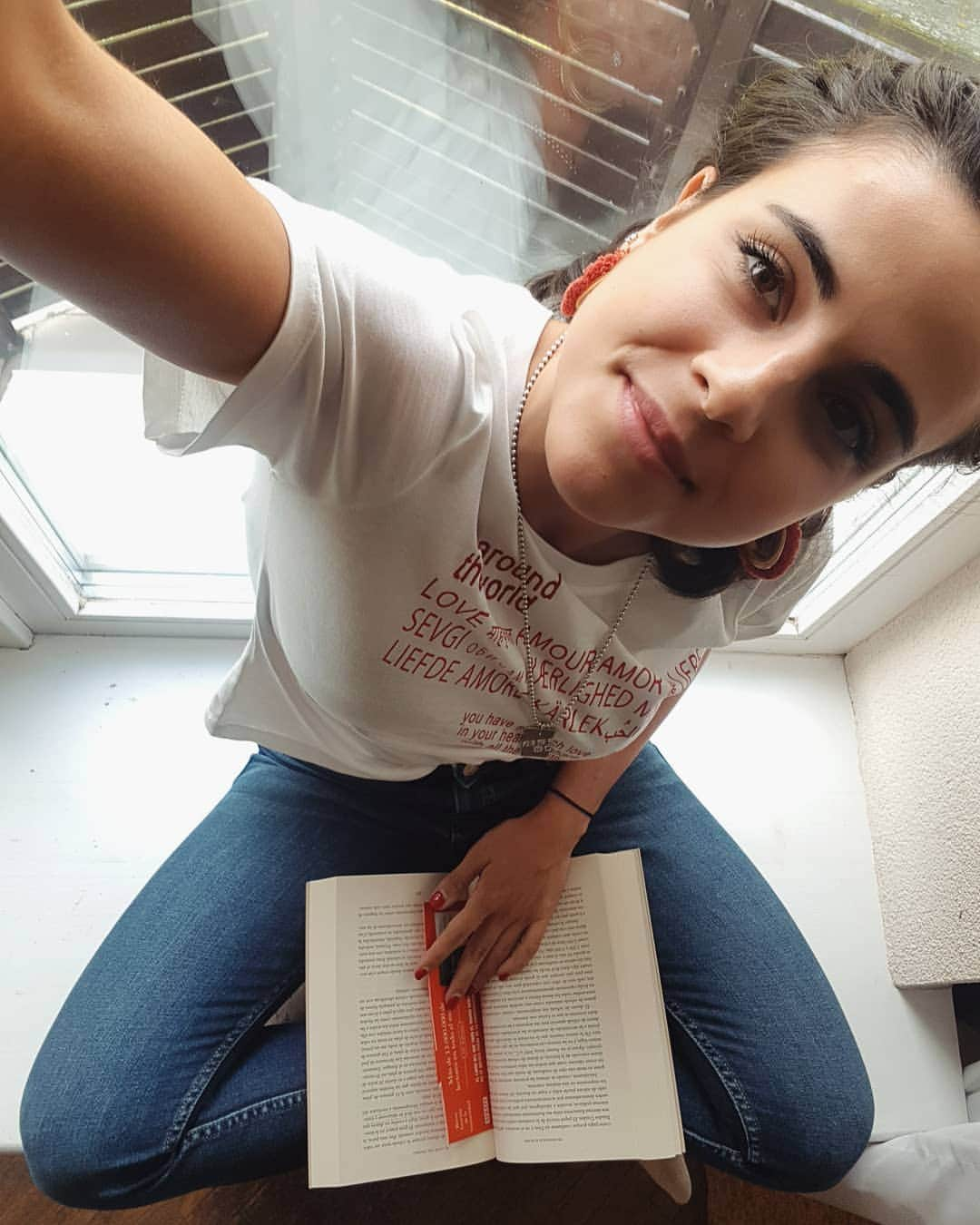 サラ・ウルタドさんのインスタグラム写真 - (サラ・ウルタドInstagram)「Cuando mides 1,60cm... Todo soporte de ventana es una buena sala de lectura📖🏡 Ah! Y entras toda tú enterita en una selfie 😌👌🏻. . . . #captionthis #smallpeople #rules #domingueando #chilling #findmehere #simplepleasures #sundaymood #booklover #lightseeker #girasol #summercamp #Raubichi #Minsk」7月8日 1時36分 - sarasobrehielo