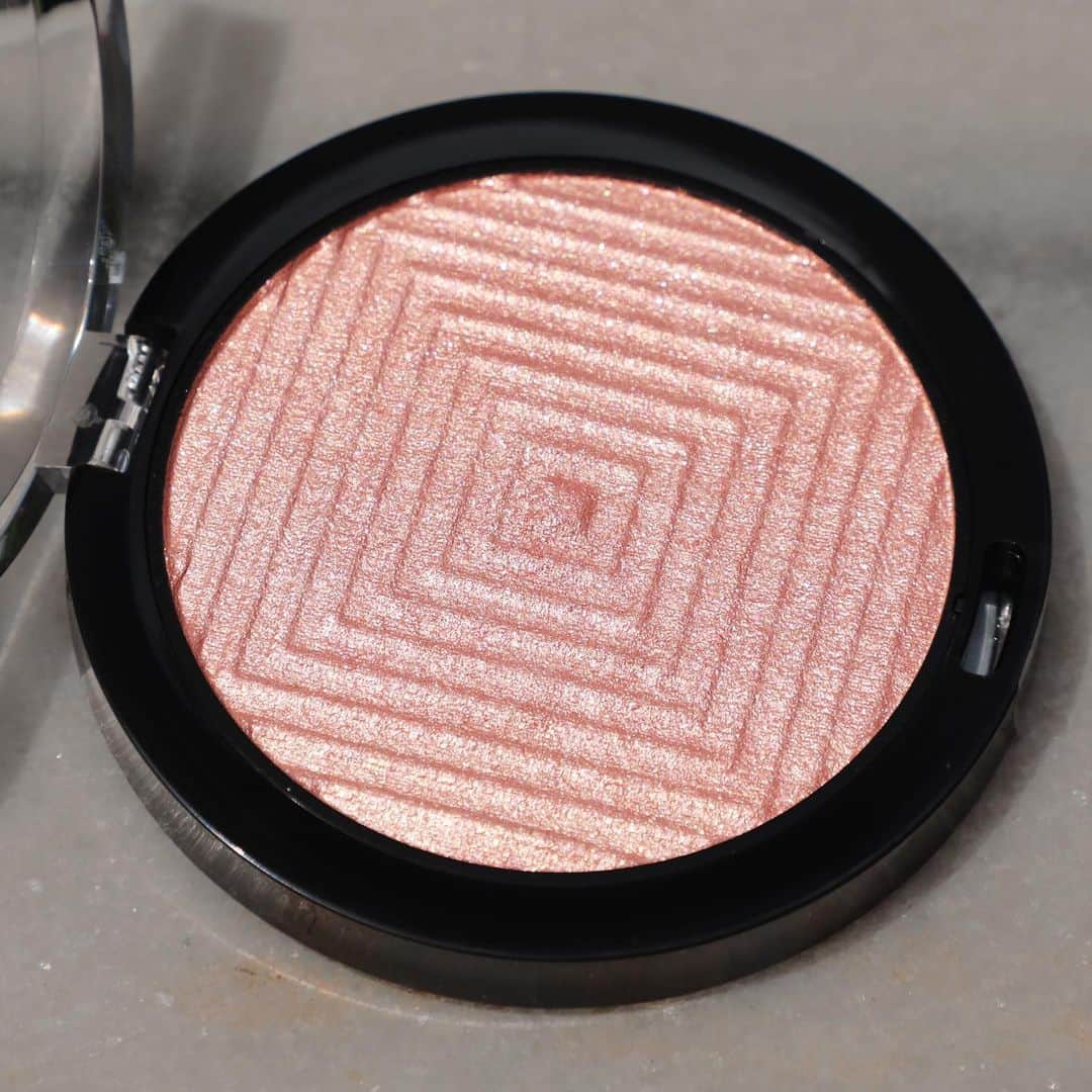 Maybelline New Yorkさんのインスタグラム写真 - (Maybelline New YorkInstagram)「Get that next level highlight with #masterchrome in ‘molten peach’! 😍 Drop ✨ emojis if #masterchrome always gives you a poppin’ highlight!」7月8日 1時41分 - maybelline