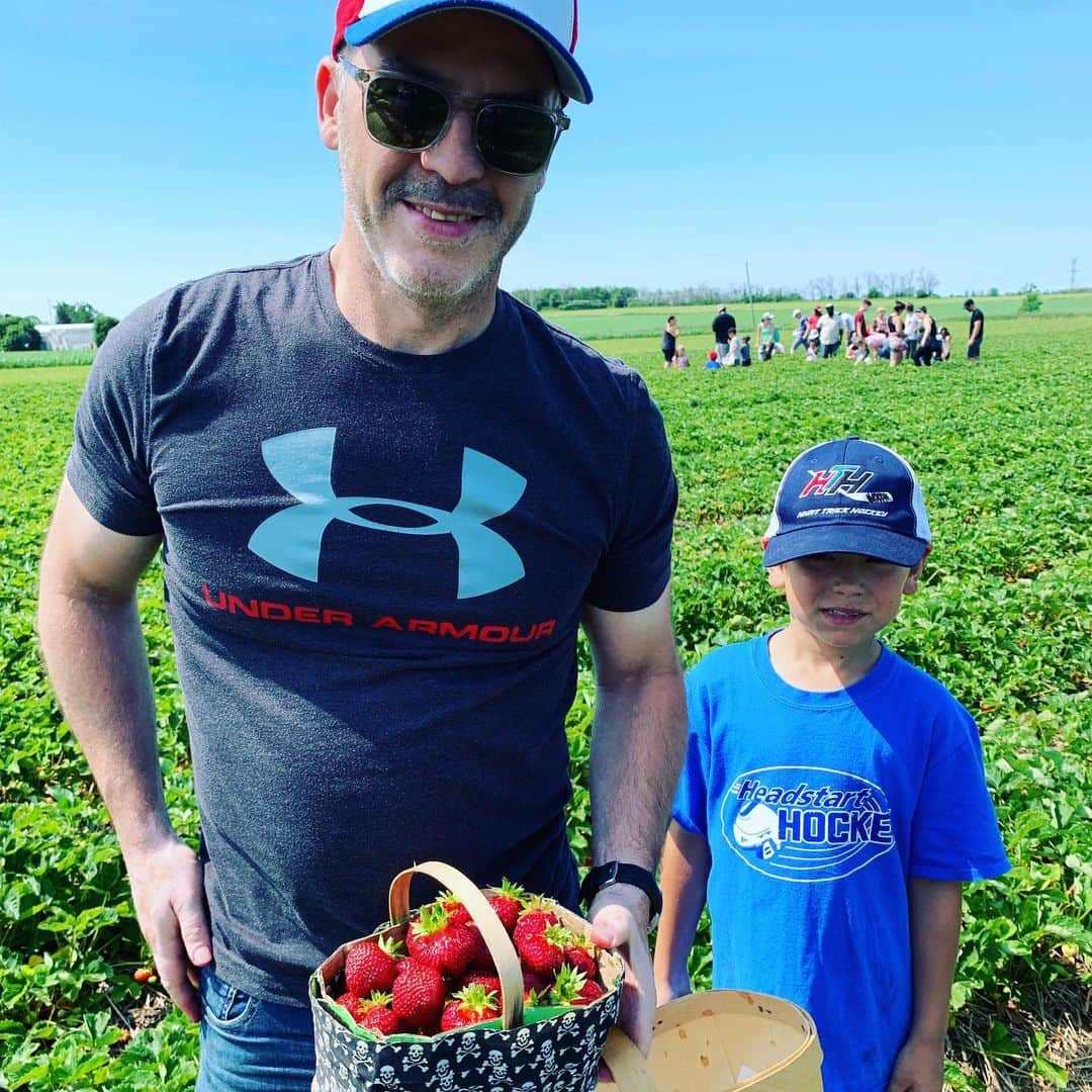 メーガン・デュアメルさんのインスタグラム写真 - (メーガン・デュアメルInstagram)「Strawberry Picking 🍓🍓🍓 #watsonfarms #strawberries #Canadiansummer @heatherraili」7月8日 1時56分 - meaganduhamel