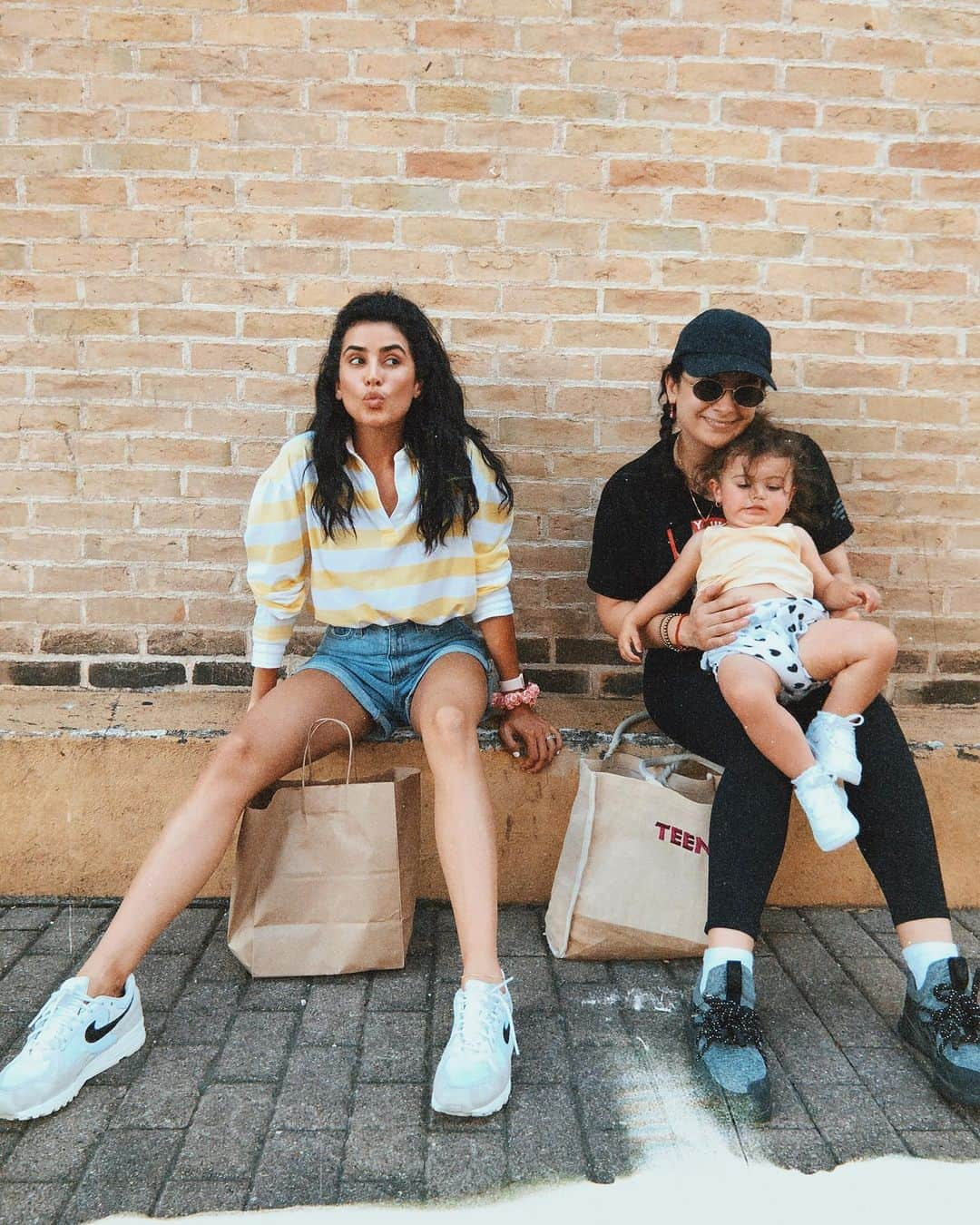 Sazan Hendrixさんのインスタグラム写真 - (Sazan HendrixInstagram)「Gotta love the aunties who give mamas a little break! 🙏🏽 Teeny’s feeling Auntie > Mama today and I’m totally cool with that! hahah 😅 #happysunday #teenyandme #whenauntiecomestotown」7月8日 1時48分 - sazan