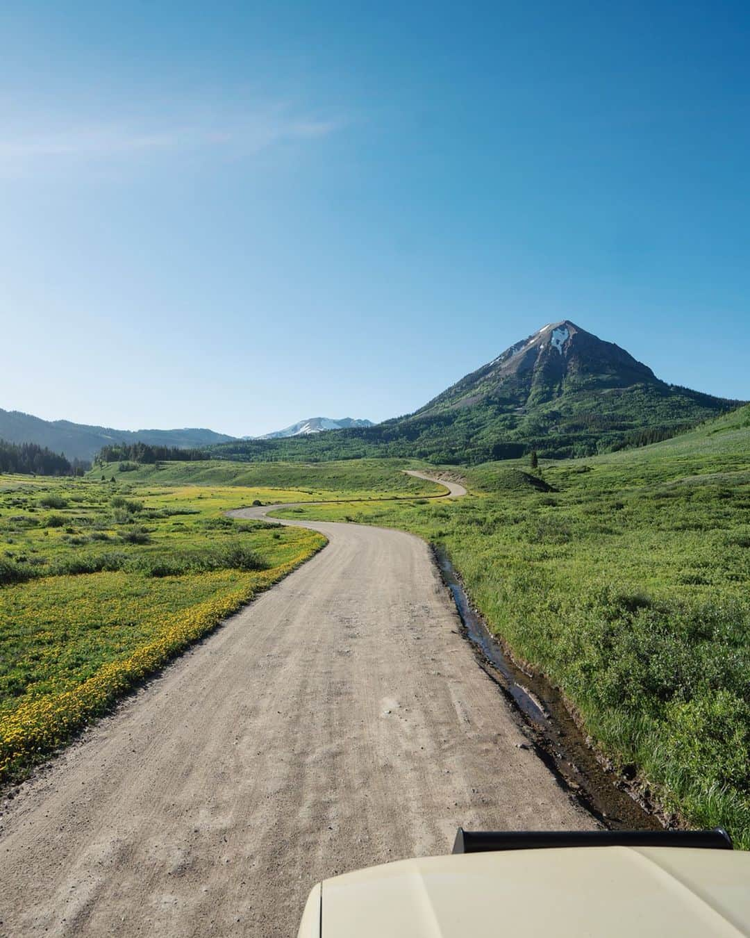 マディさんのインスタグラム写真 - (マディInstagram)「Edward Abbey had it so right when he wrote that wilderness is not a luxury but a necessity for the human spirit.⁣ ⁣ I hope if y’all take away anything from our little bit of time together over the years is that dogs make life better & public land is worth protecting! Public land is for us all! It’s for us all to project, enjoy, love, and hopefully become better stewards of.⁣ ⁣ We can all wake up to views like this because folks before us were wise and knew we had to keep land off the private market. You’d need millions and millions of dollars to get a view like this, but public land is for all! Today we can give thanks that the gate isn’t locked. ⁣ ⁣ We must keep protecting what is for all and not the few ✨」7月8日 1時52分 - thiswildidea