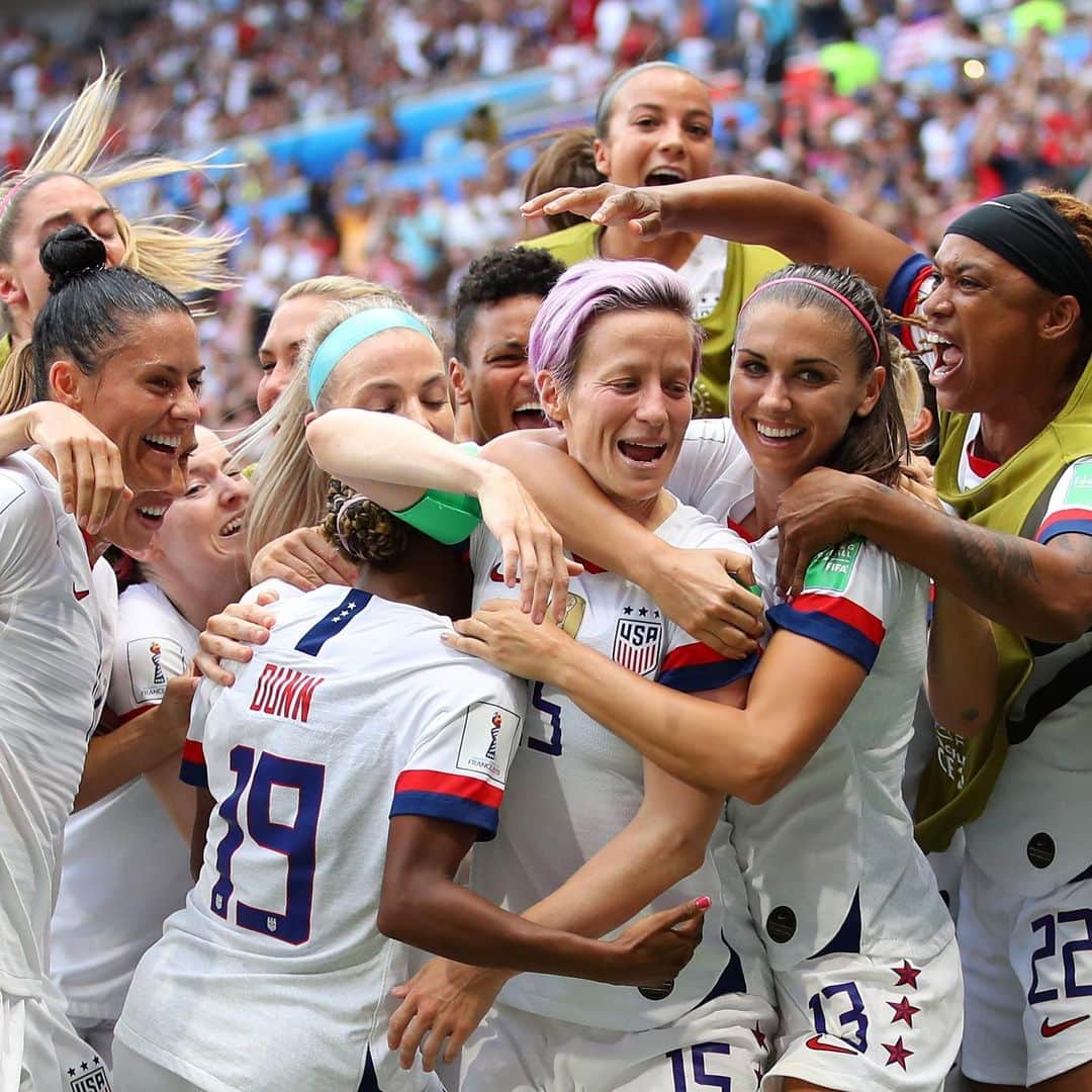Cosmopolitanさんのインスタグラム写真 - (CosmopolitanInstagram)「Congratulations to the badass @uswnt, back-to-back World Cup champs!!! 🏆⚽️ 🎉💯🇺🇸 #worldcup #worldcup2019 #FIFAWWC」7月8日 2時04分 - cosmopolitan
