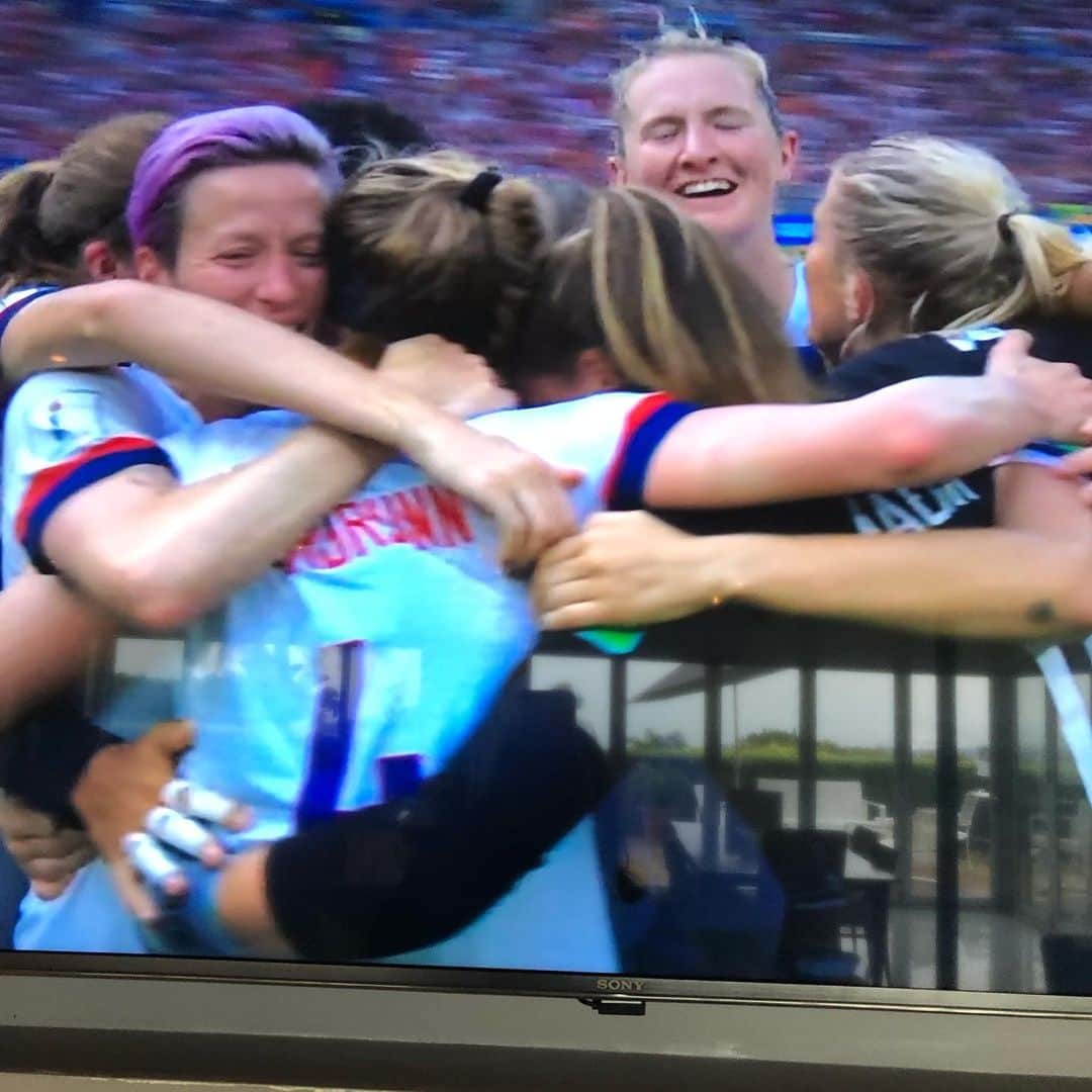 メアリー・マクドネルのインスタグラム：「Happiest I’ve been in a while  #USWNT @USWNT YOU ARE ICONS!!! You changed everything for girls! We LOVE YOU!」