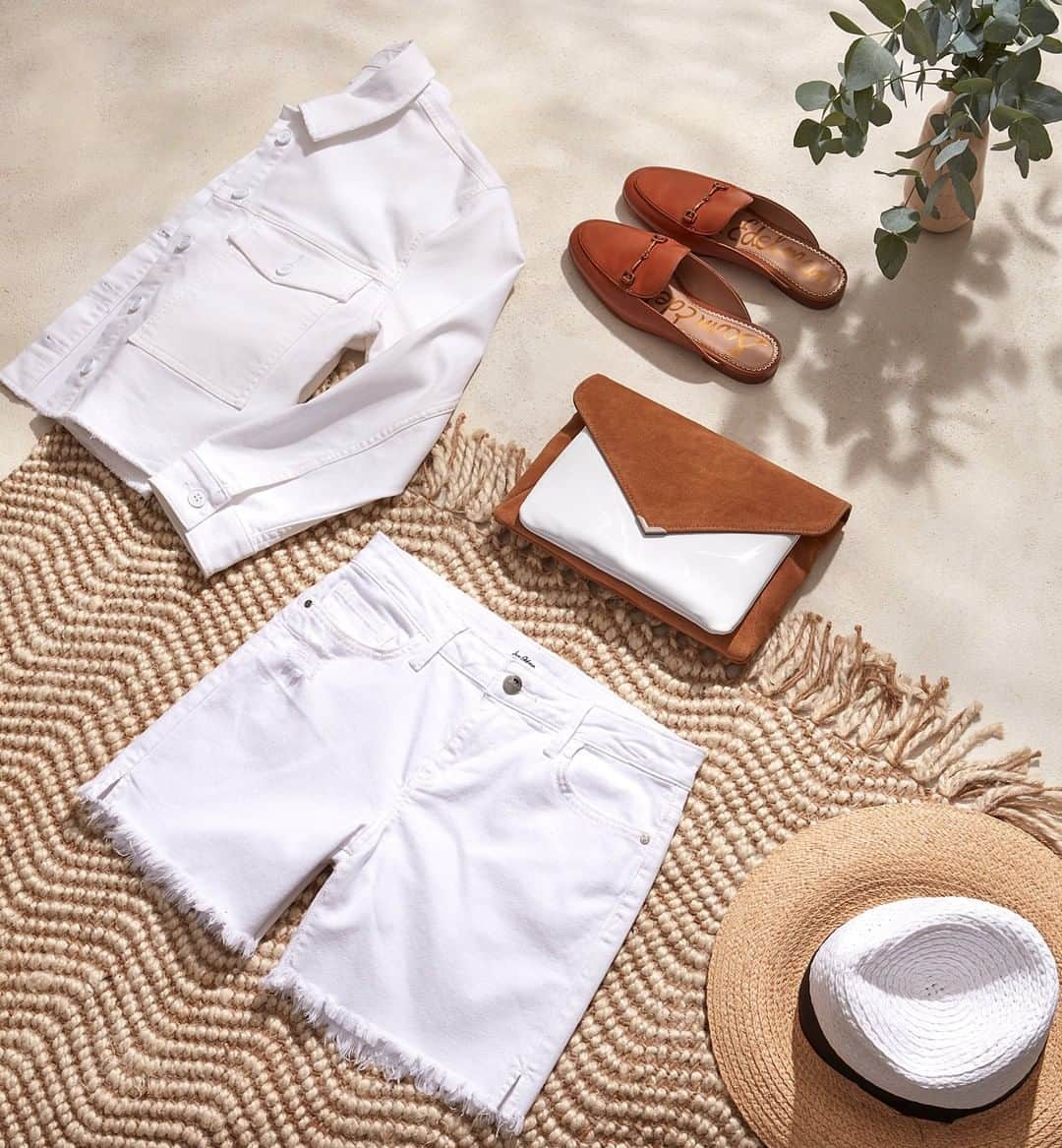 サムエデルマンのインスタグラム：「Summer whites - our Aimmie Crop Jacket, Derby Shorts, Mila Clutch, and Linnie Mule」