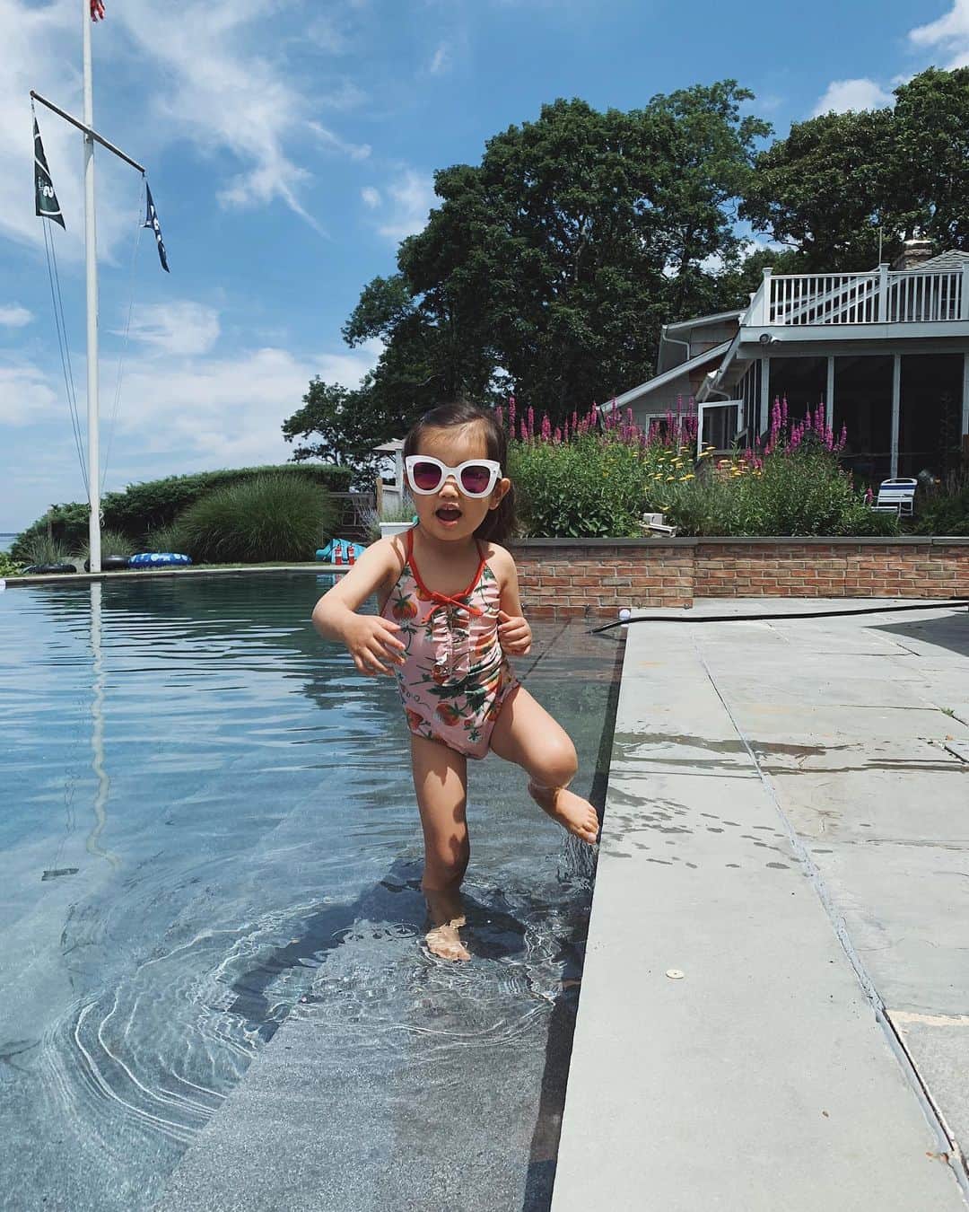 翁安芸さんのインスタグラム写真 - (翁安芸Instagram)「Morning dip💕💦 朝一プール。まだ水が冷たーい😆💘 #hamptons #mydaughter #swim #hamptonssummer #ハンプトン」7月8日 2時13分 - akinyc