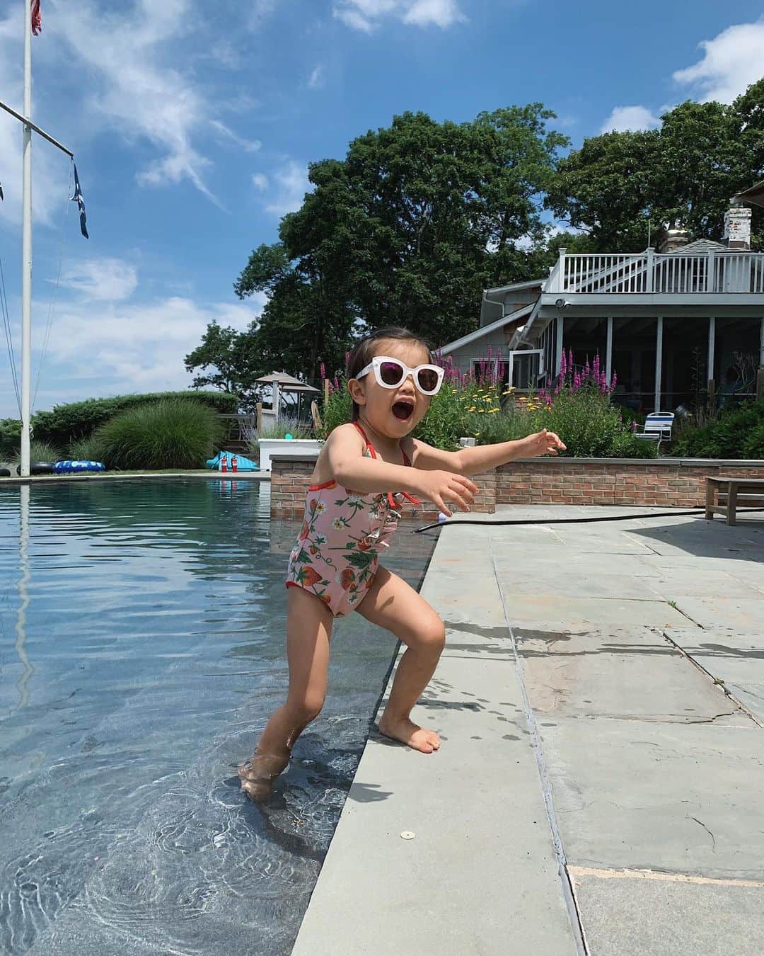 翁安芸さんのインスタグラム写真 - (翁安芸Instagram)「Morning dip💕💦 朝一プール。まだ水が冷たーい😆💘 #hamptons #mydaughter #swim #hamptonssummer #ハンプトン」7月8日 2時13分 - akinyc