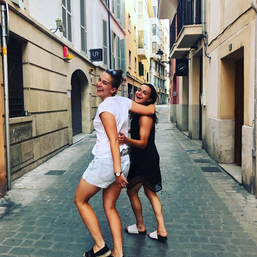 Lina Magullのインスタグラム：「Salted hair day 🧂🌊💦 #saltbae #spain #amigos #müssensedetrainerfragennitmir」