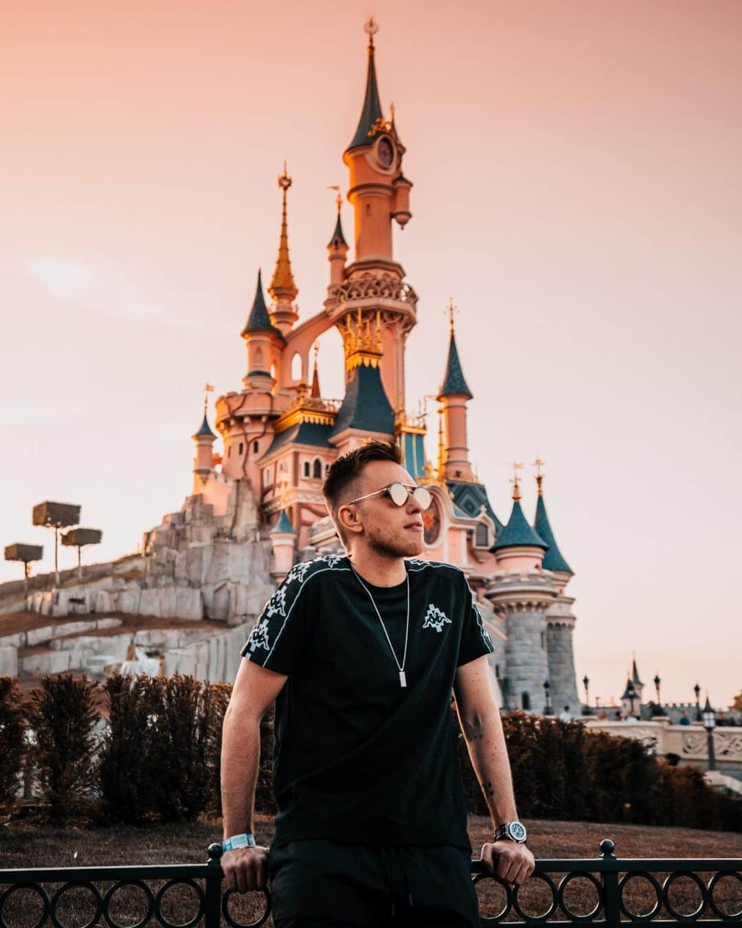 ニッキー・ロメロさんのインスタグラム写真 - (ニッキー・ロメロInstagram)「Disneyland, where dreams come true 💫 who is joining me?」7月8日 2時11分 - nickyromero