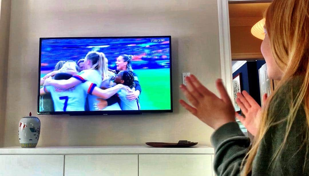 サラ・ラファティさんのインスタグラム写真 - (サラ・ラファティInstagram)「Congratulations @uswnt. Thank you for utterly thrilling the little ladies in my house. Thank you you for celebrating confidence, individuality, grit. Thank you for fighting against gender discrimination, and fighting for equal pay. You deserve it, sisters. Our daughters are watching. You make us proud. Hats off to you! 😘💪🏼🇺🇸 P.S. we loved the coverage in Canada with the expert commentators on @tsn_official. 👍🏻 #equalpay #goat」7月8日 2時22分 - iamsarahgrafferty