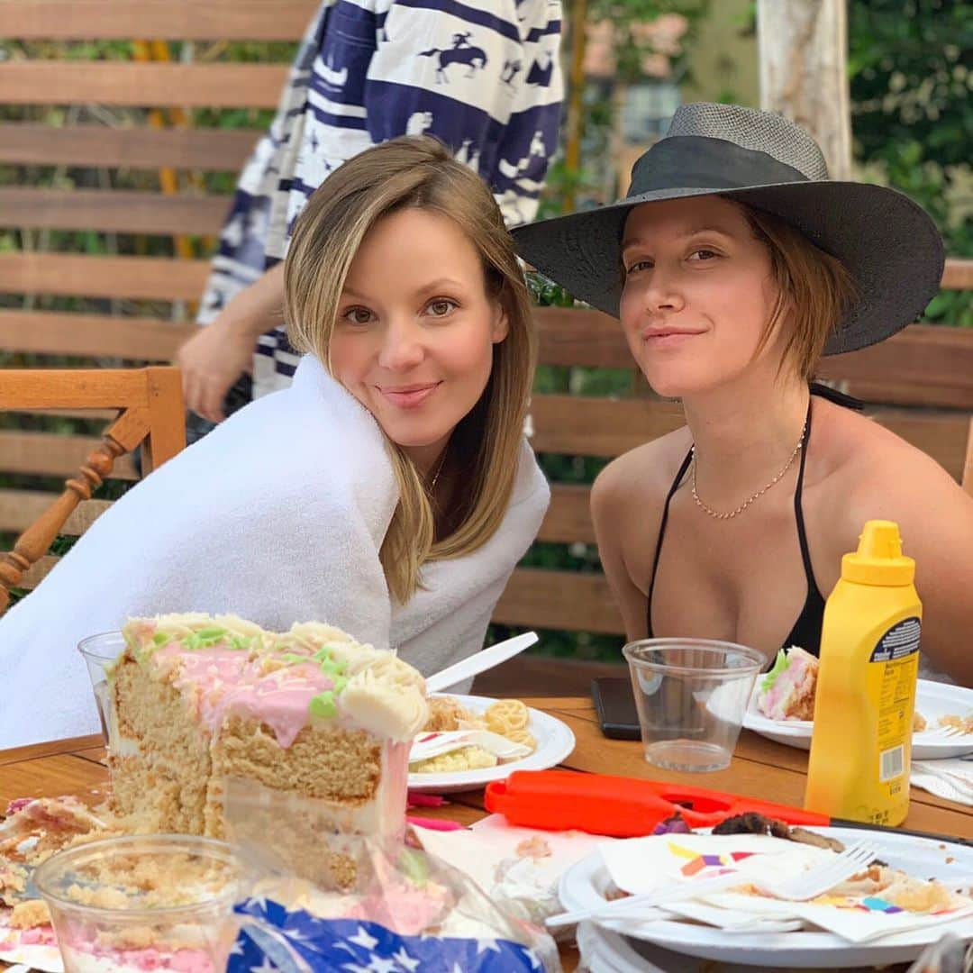 サマンサ・ドロークさんのインスタグラム写真 - (サマンサ・ドロークInstagram)「Celebrating our girl is always a week long party 🎉 HBD @ashleytisdale」7月8日 2時20分 - samanthadroke