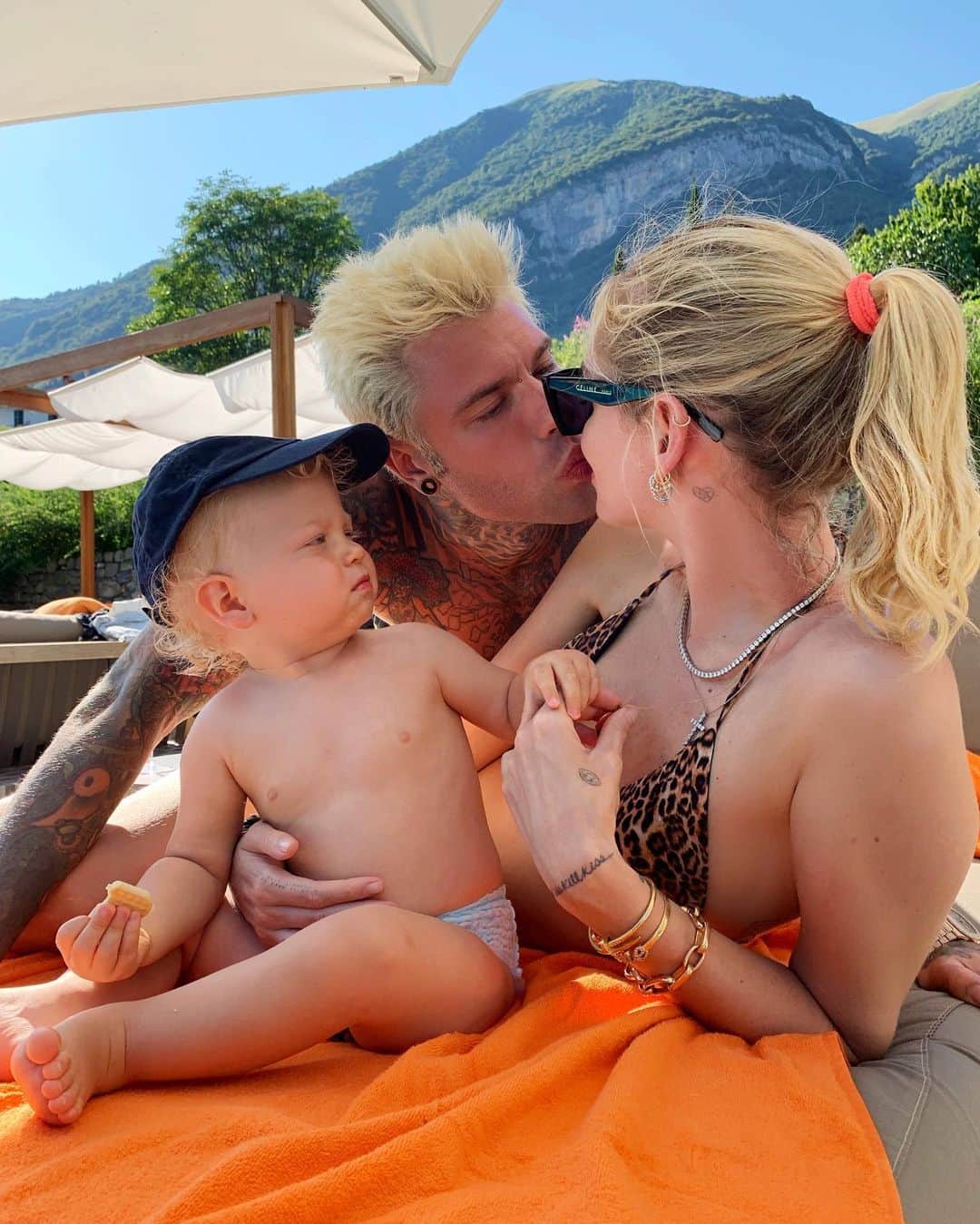 キアラ・フェラーニさんのインスタグラム写真 - (キアラ・フェラーニInstagram)「Leo doesn’t like seeing his parents kissing 😅 #TheFerragnez」7月8日 2時31分 - chiaraferragni