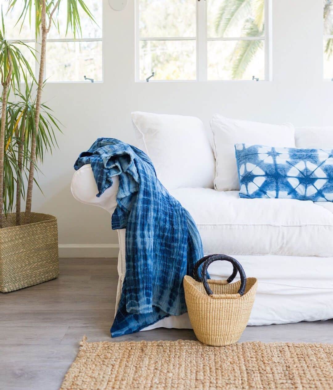 The Little Marketさんのインスタグラム写真 - (The Little MarketInstagram)「Add a touch of boho chic to your home with our new indigo décor, hand-dyed by artisans in El Salvador. Tap to shop.」7月8日 2時25分 - thelittlemarket