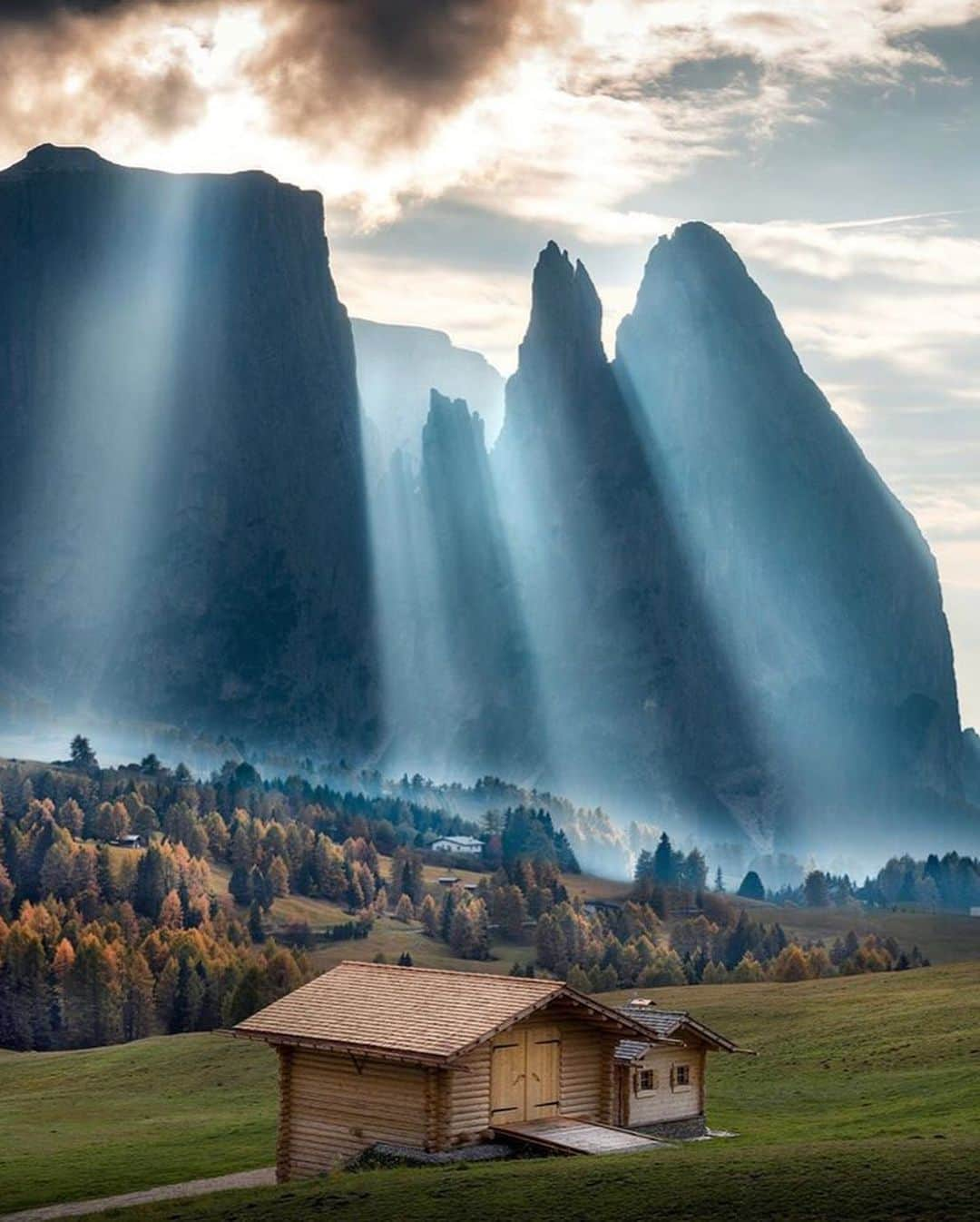 Canon Photographyさんのインスタグラム写真 - (Canon PhotographyInstagram)「Some truly breathtaking shots from one of the best photographers out there! The photos are taken in Switzerland, Tuscany and the Dolomites respectively. Beautiful locations captured perfectly!  Photography | @ilhan1077 #canon_photos #dolomites #sunsetlover #tuscany #countryside #gameoftones」7月8日 2時29分 - cpcollectives